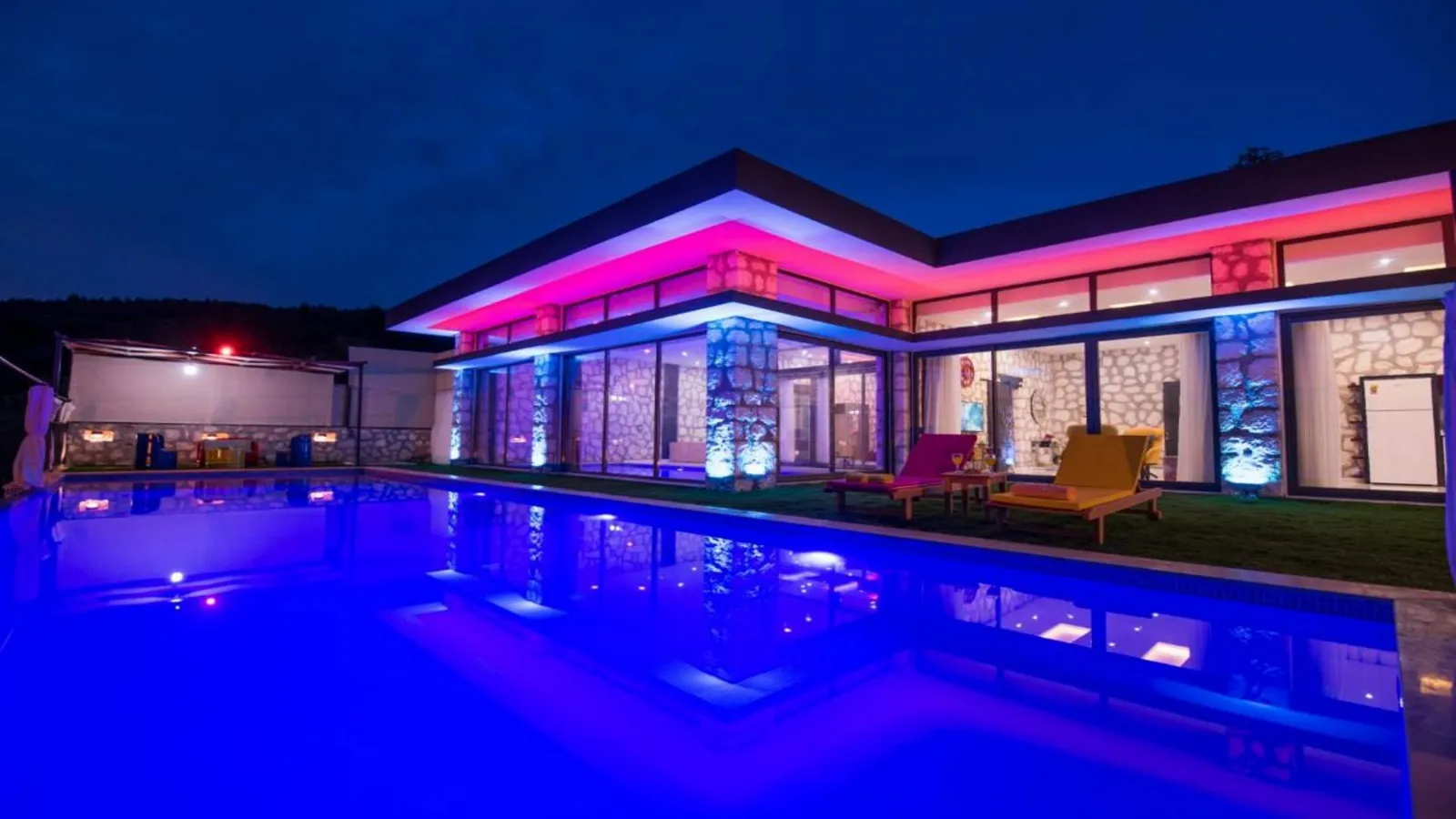 Villa Adalya — kapak fotoğrafı