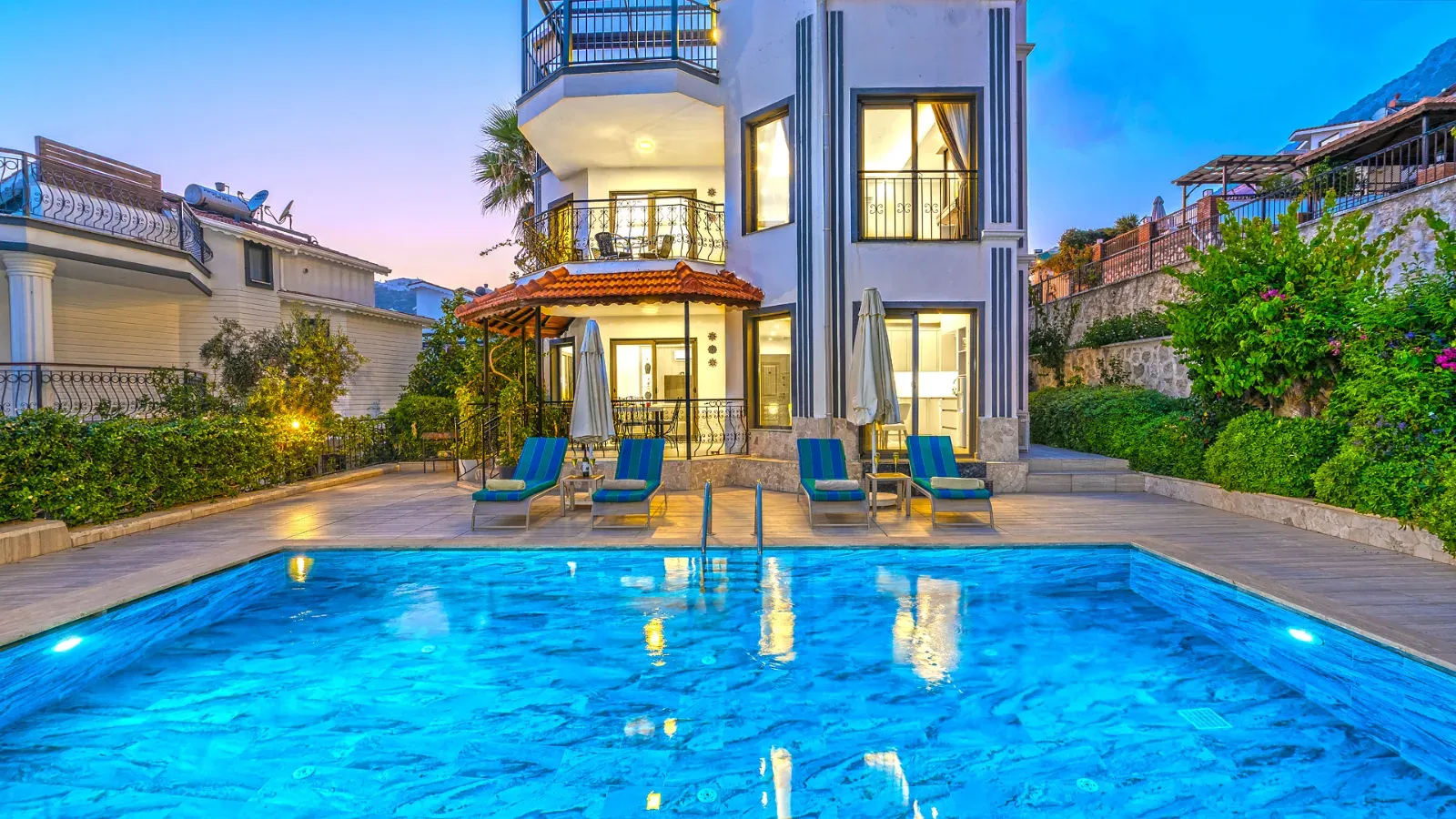 Villa Antoryum — kapak fotoğrafı