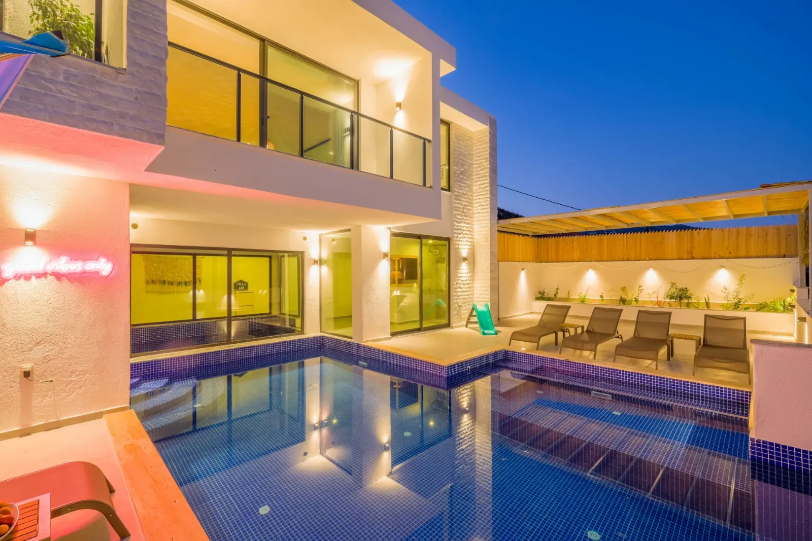 Villa Aris — kapak fotoğrafı