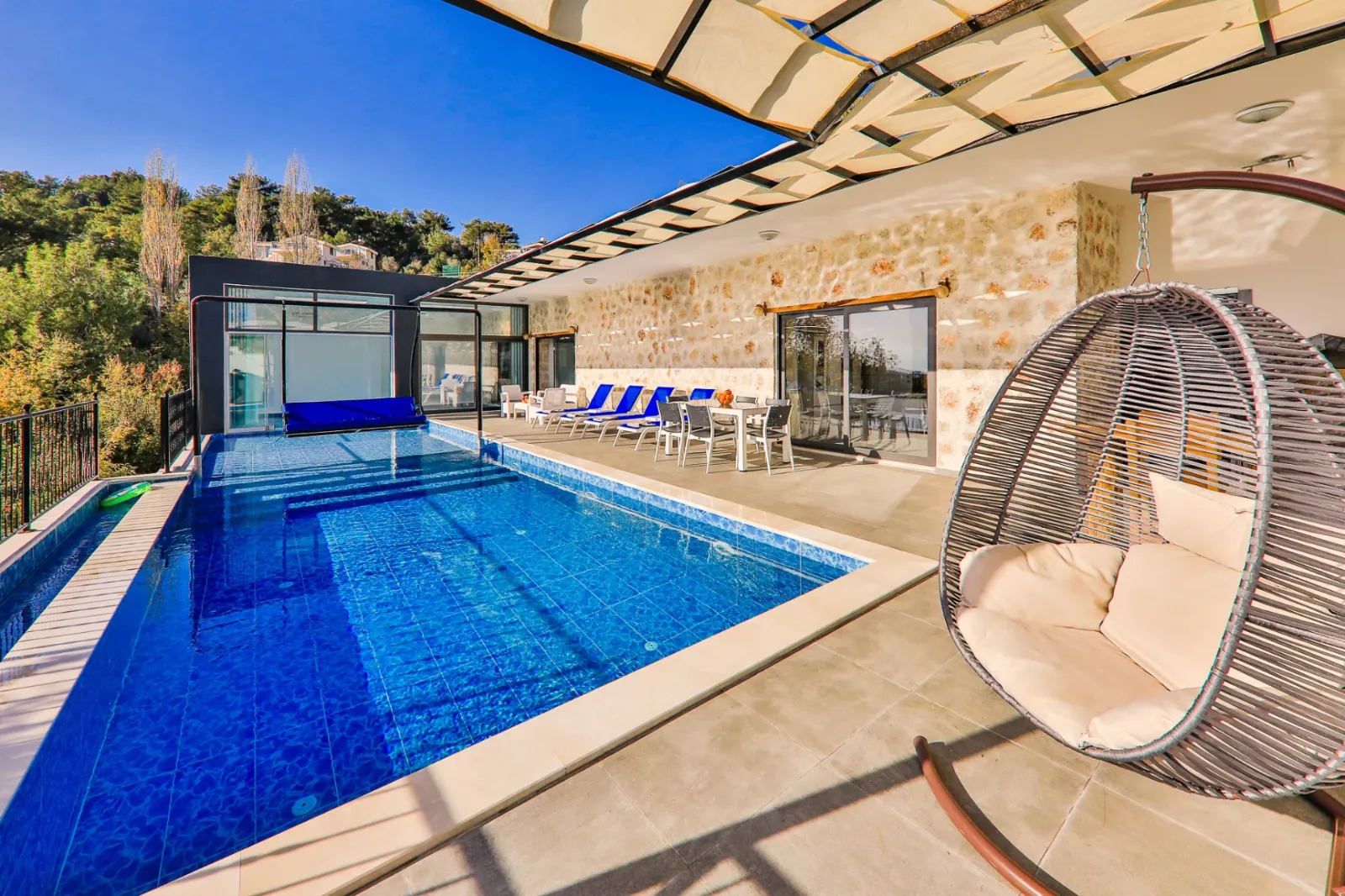 Villa Ayra — kapak fotoğrafı