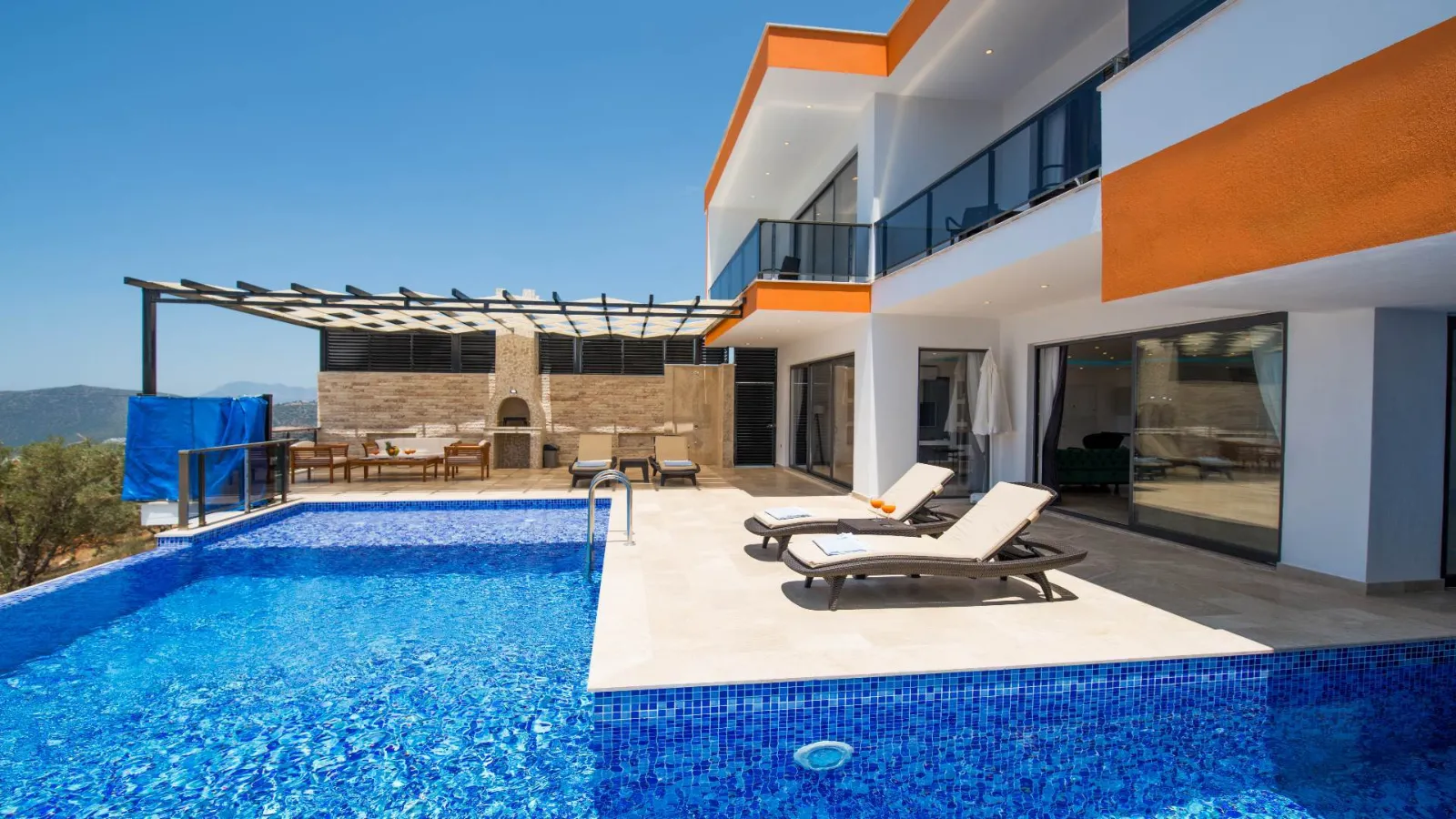 Villa Blue Sea — kapak fotoğrafı