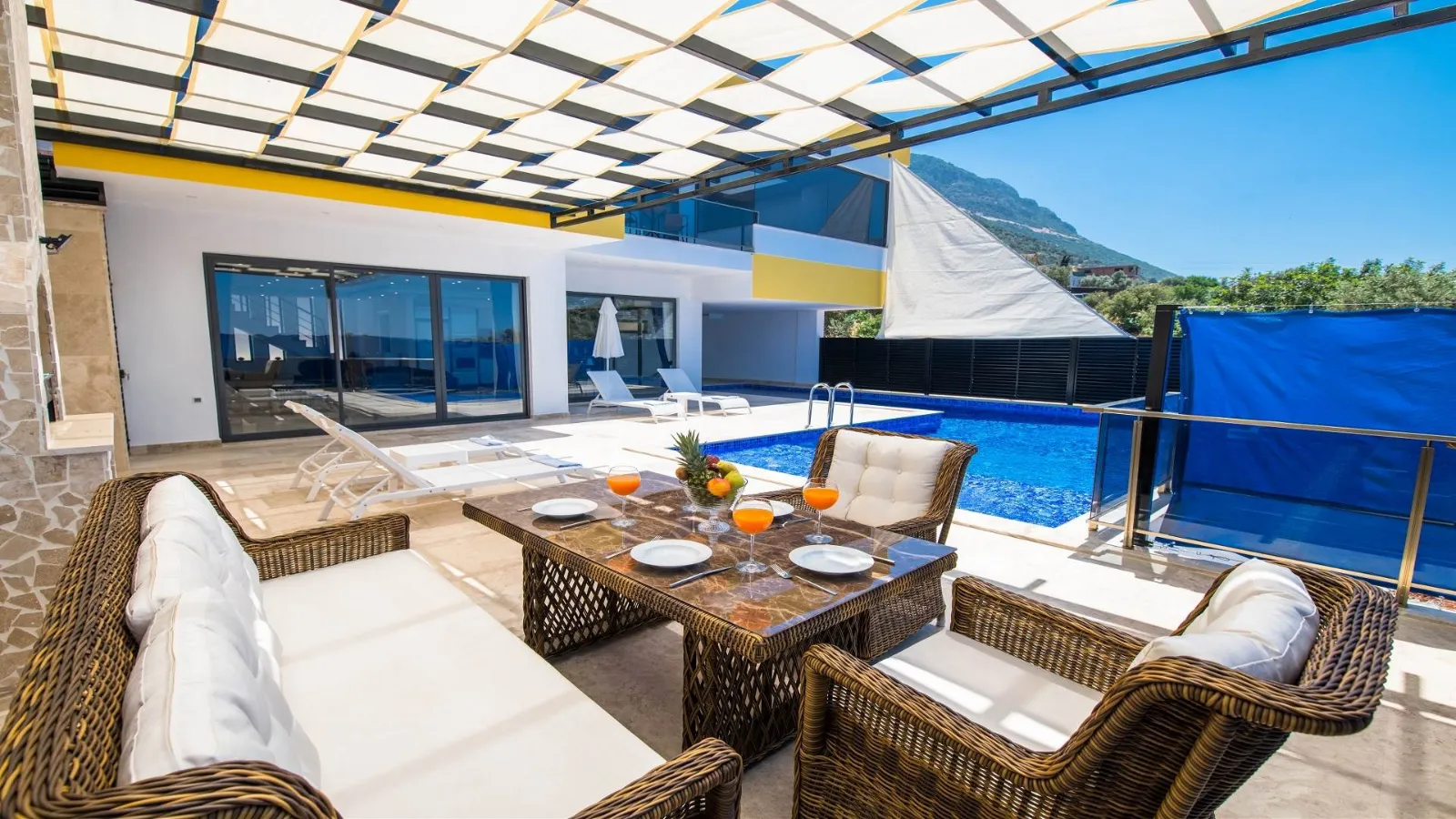 Villa Blue Sun — kapak fotoğrafı