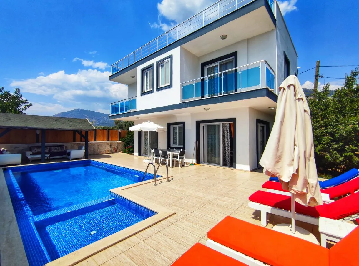 Villa Cemre Üzümlü — kapak fotoğrafı