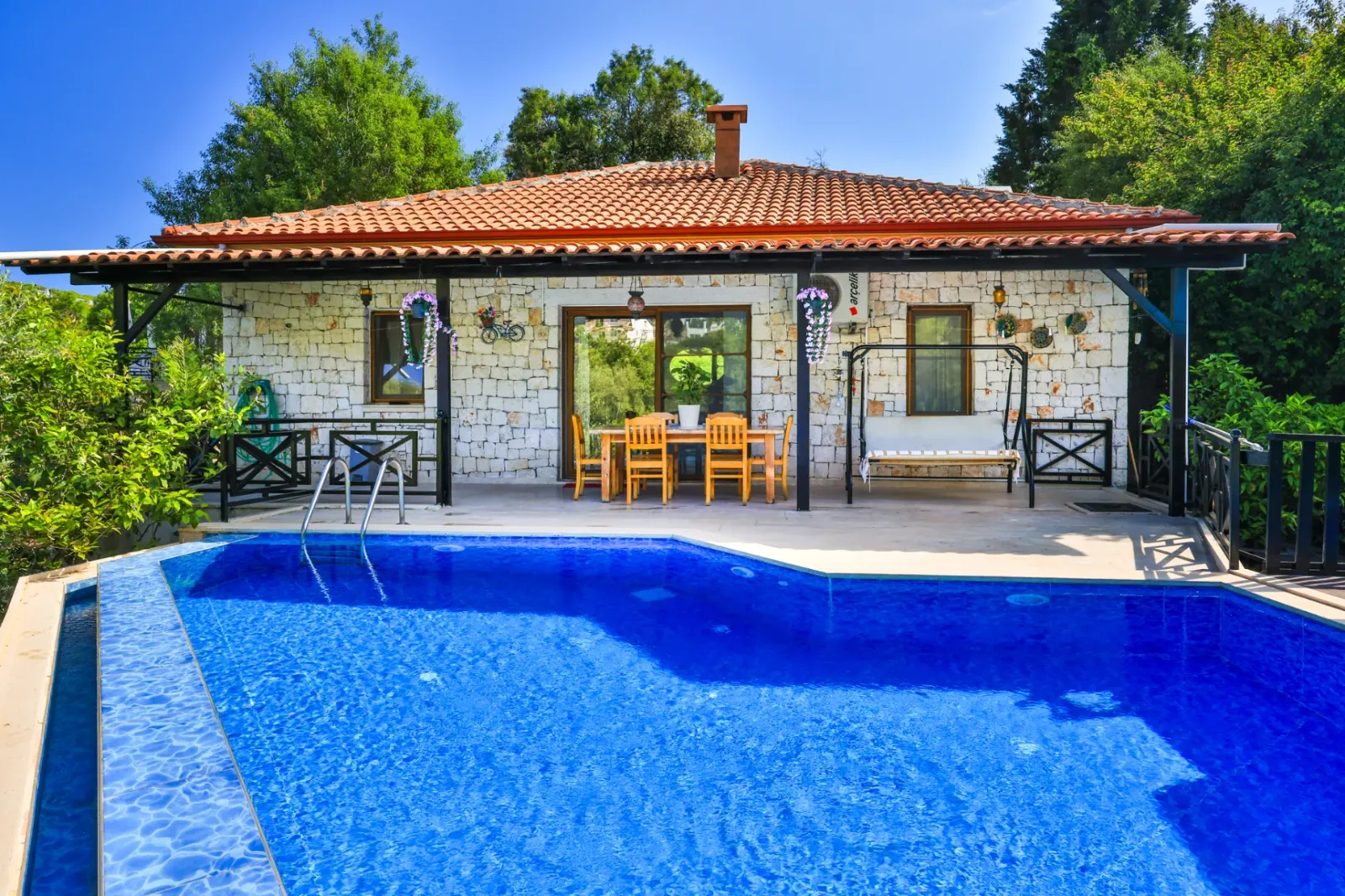 Villa Defne — kapak fotoğrafı