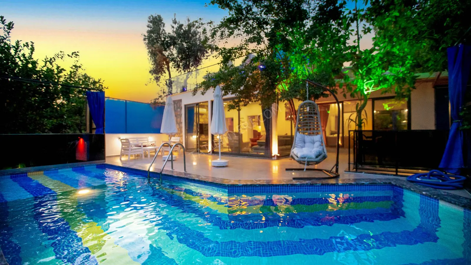 Villa Dorelus — kapak fotoğrafı