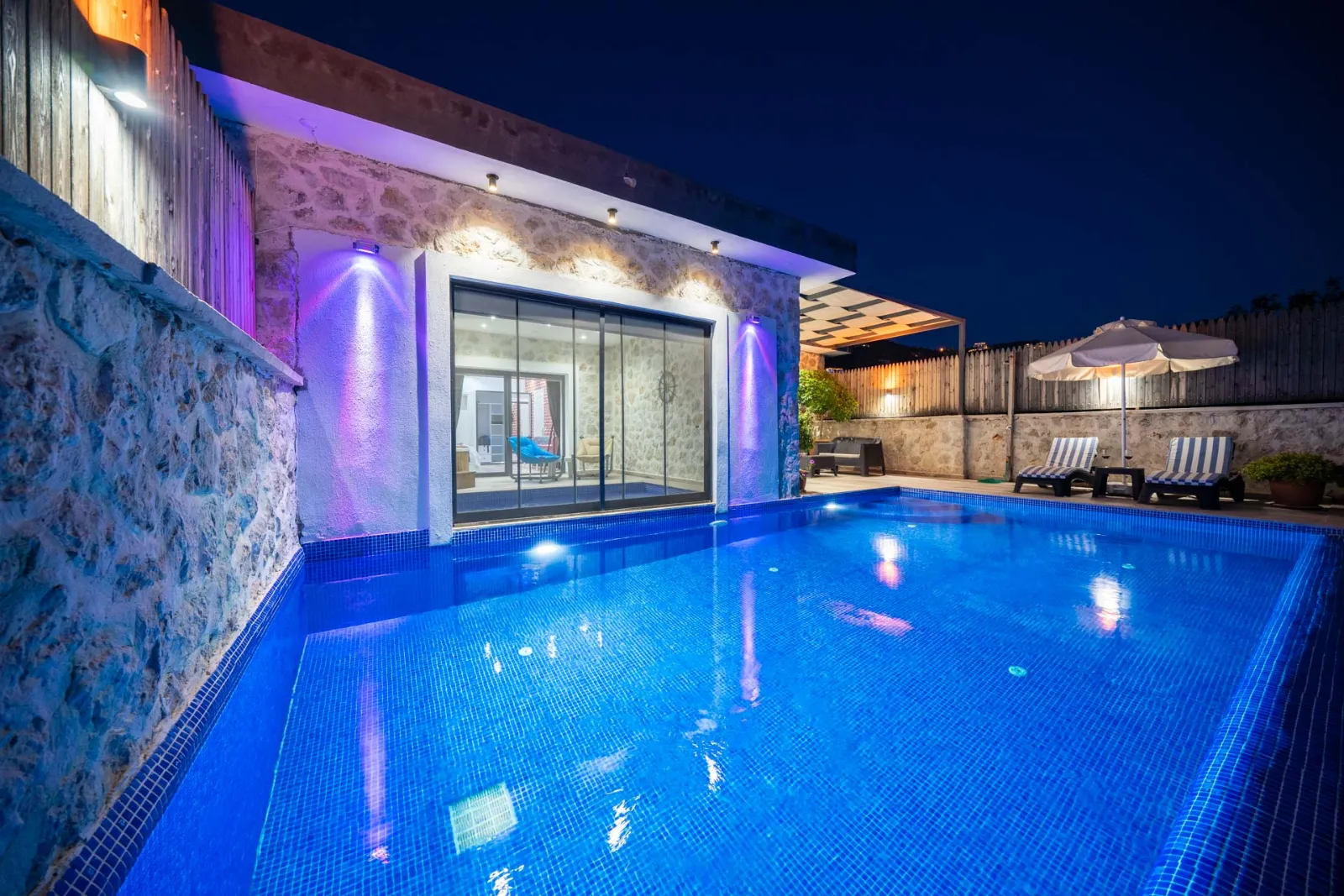 Villa Edıms — kapak fotoğrafı