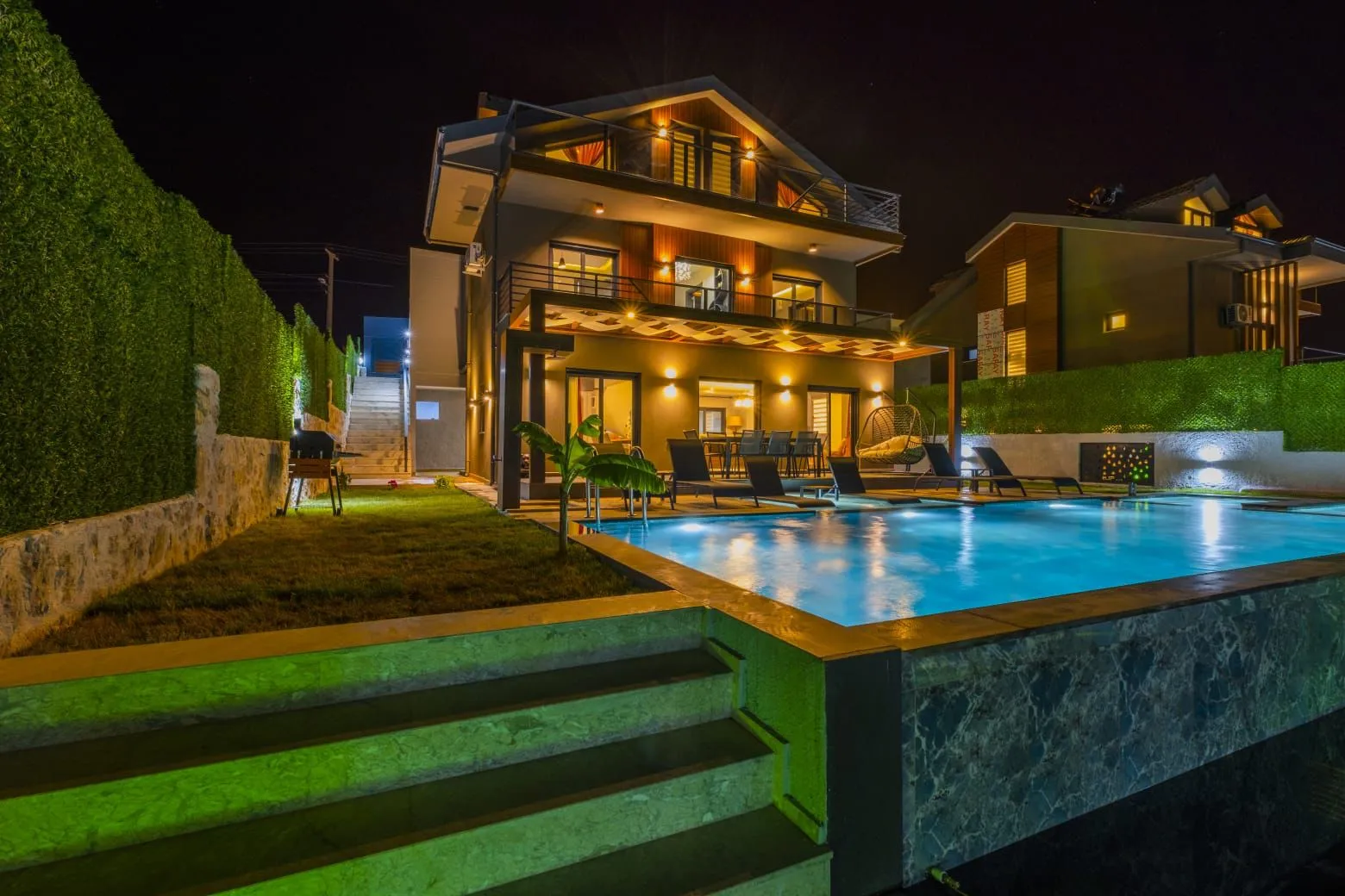 Villa Efes — kapak fotoğrafı