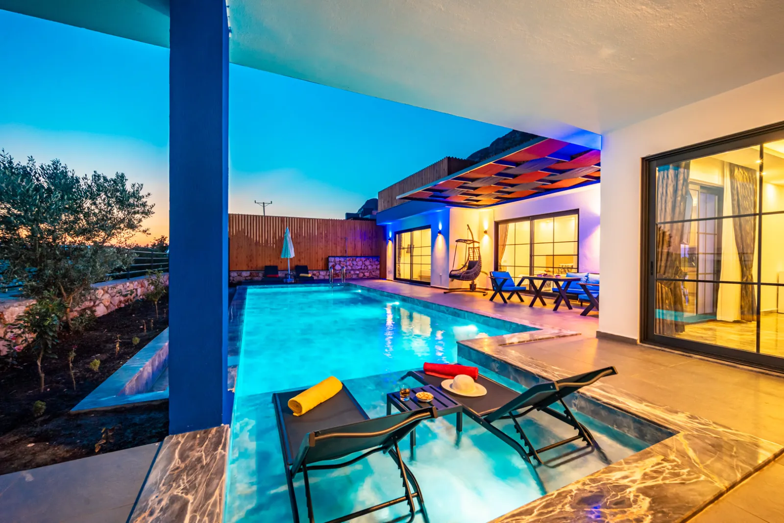 Villa Efil — kapak fotoğrafı