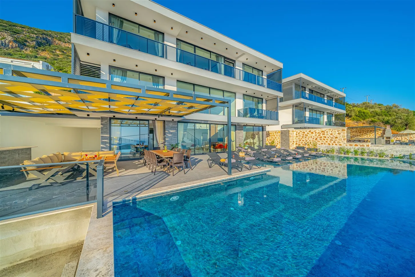Villa Falco Grealish — kapak fotoğrafı
