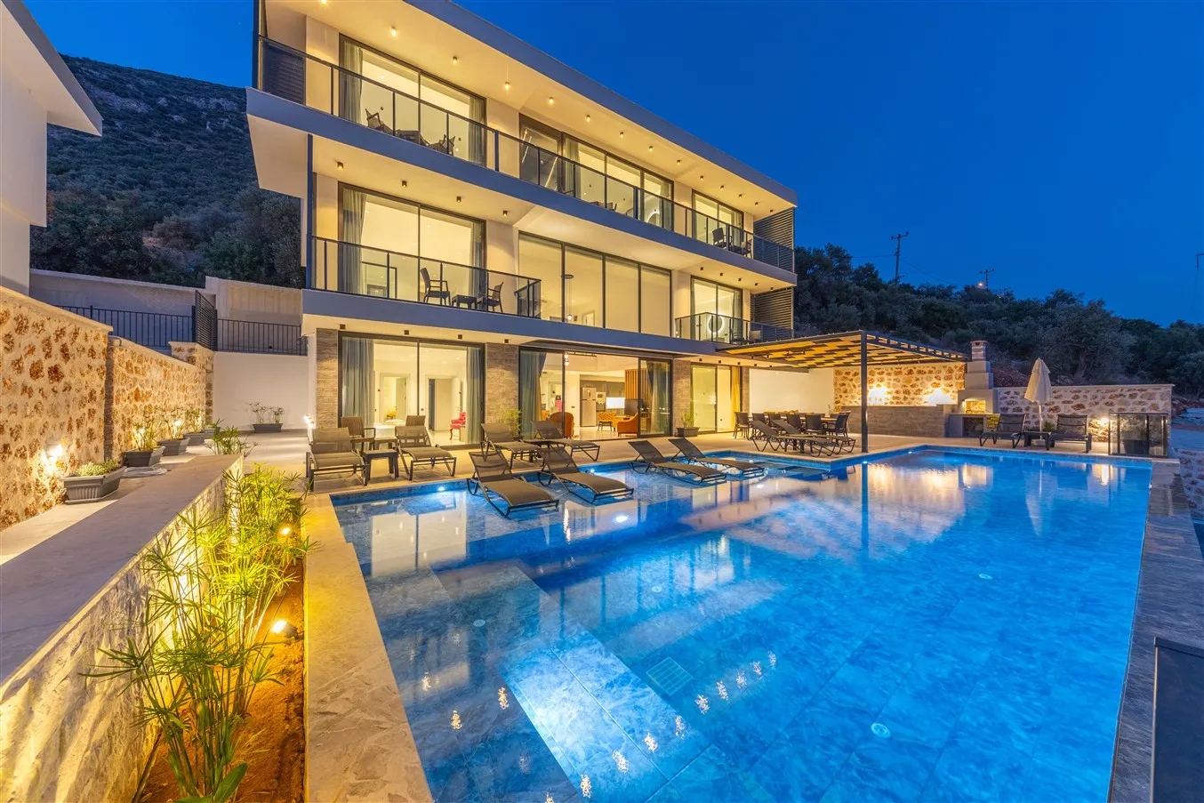 Villa Falco Royel — kapak fotoğrafı
