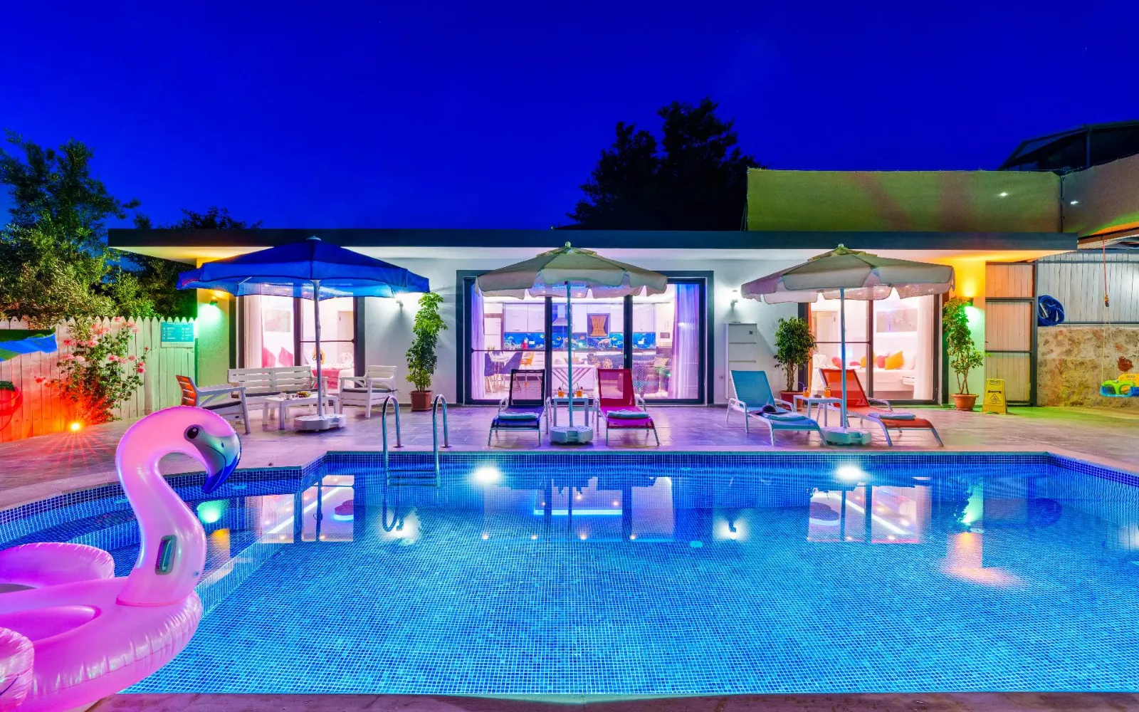 Villa Garden Blue — kapak fotoğrafı