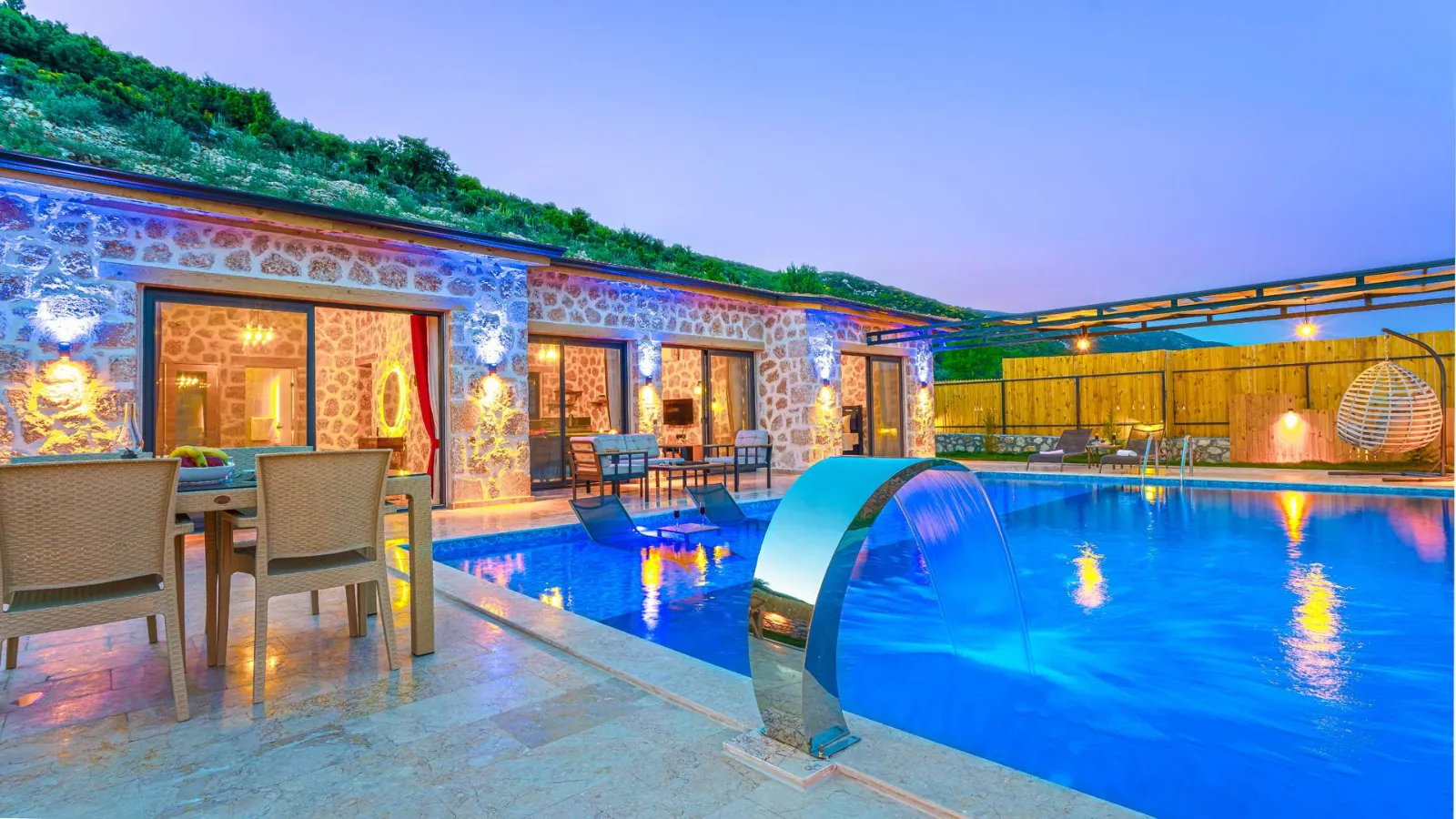 Villa Hermione — kapak fotoğrafı