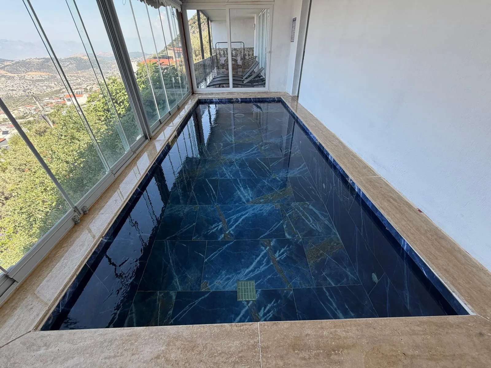 Villa Hola — kapak fotoğrafı