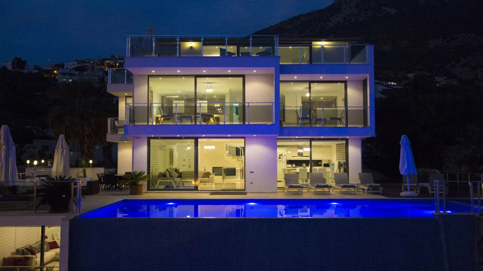 Villa Holly — kapak fotoğrafı
