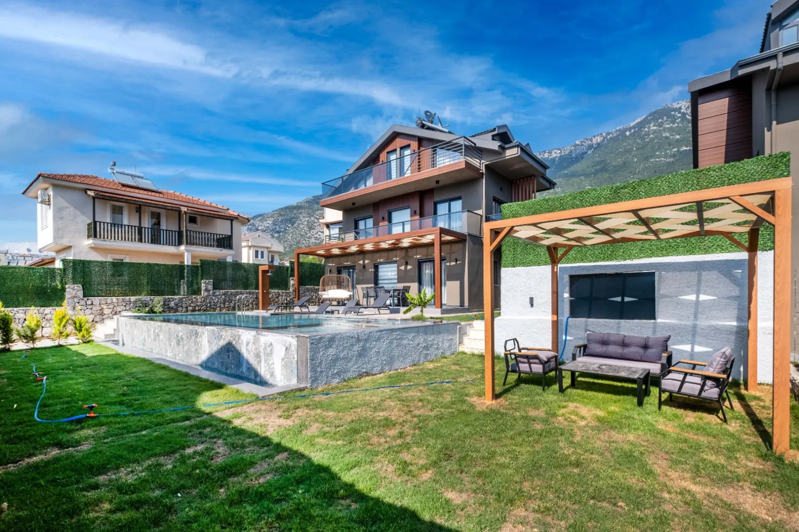 Villa İlayda 4 — kapak fotoğrafı