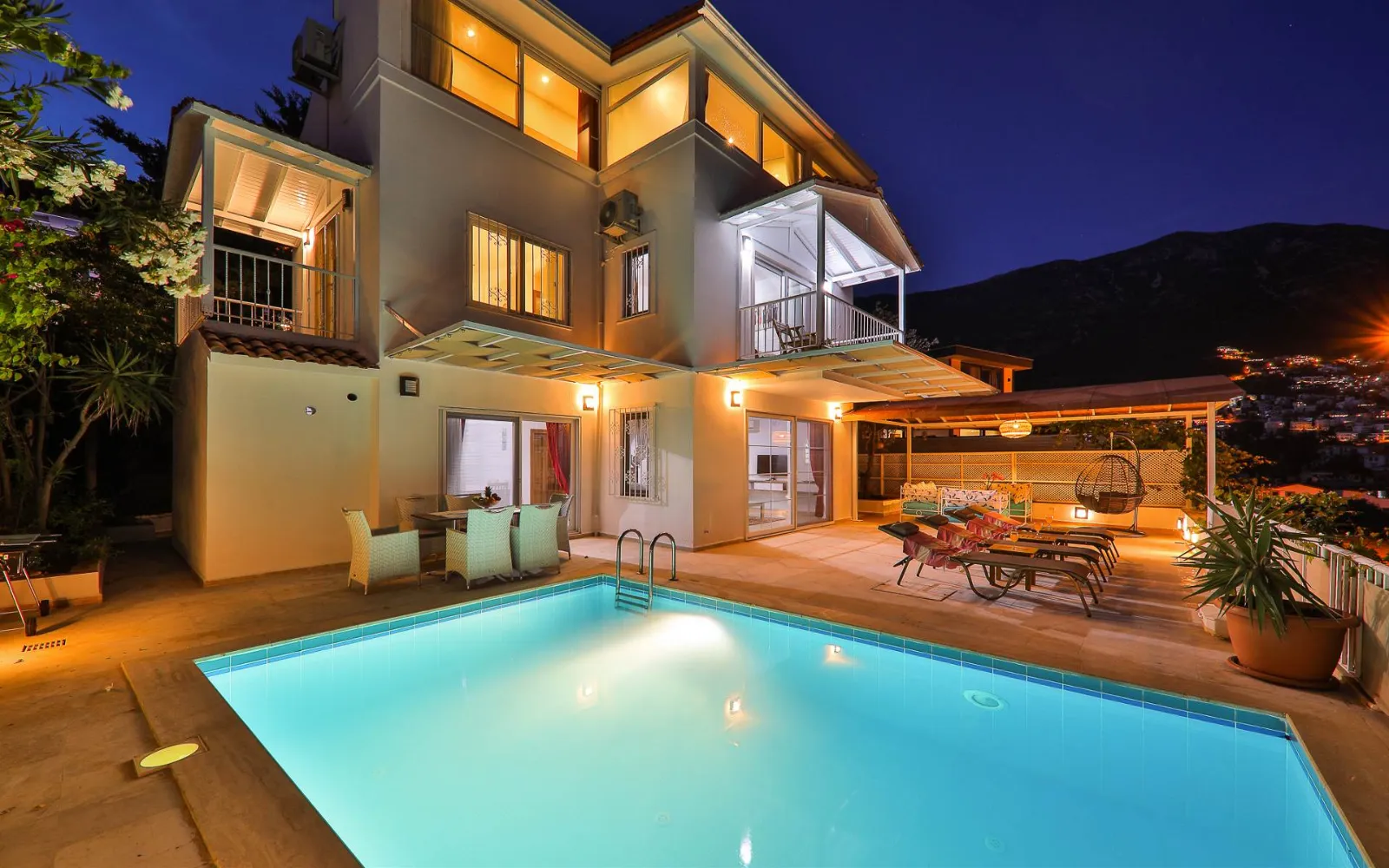 Villa Karsak Ecem — kapak fotoğrafı