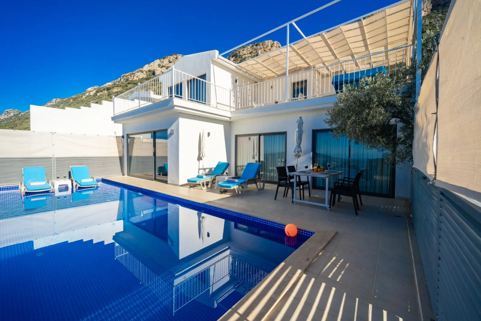 Villa Kaynak — kapak fotoğrafı