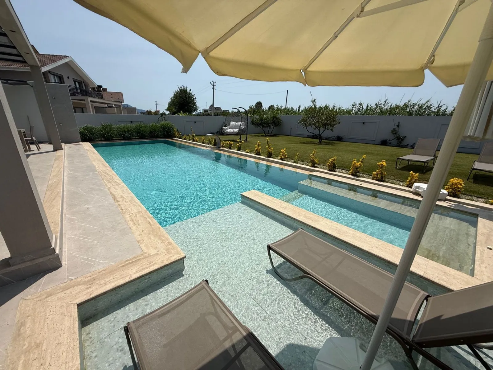 Villa Kayranis 1 — kapak fotoğrafı