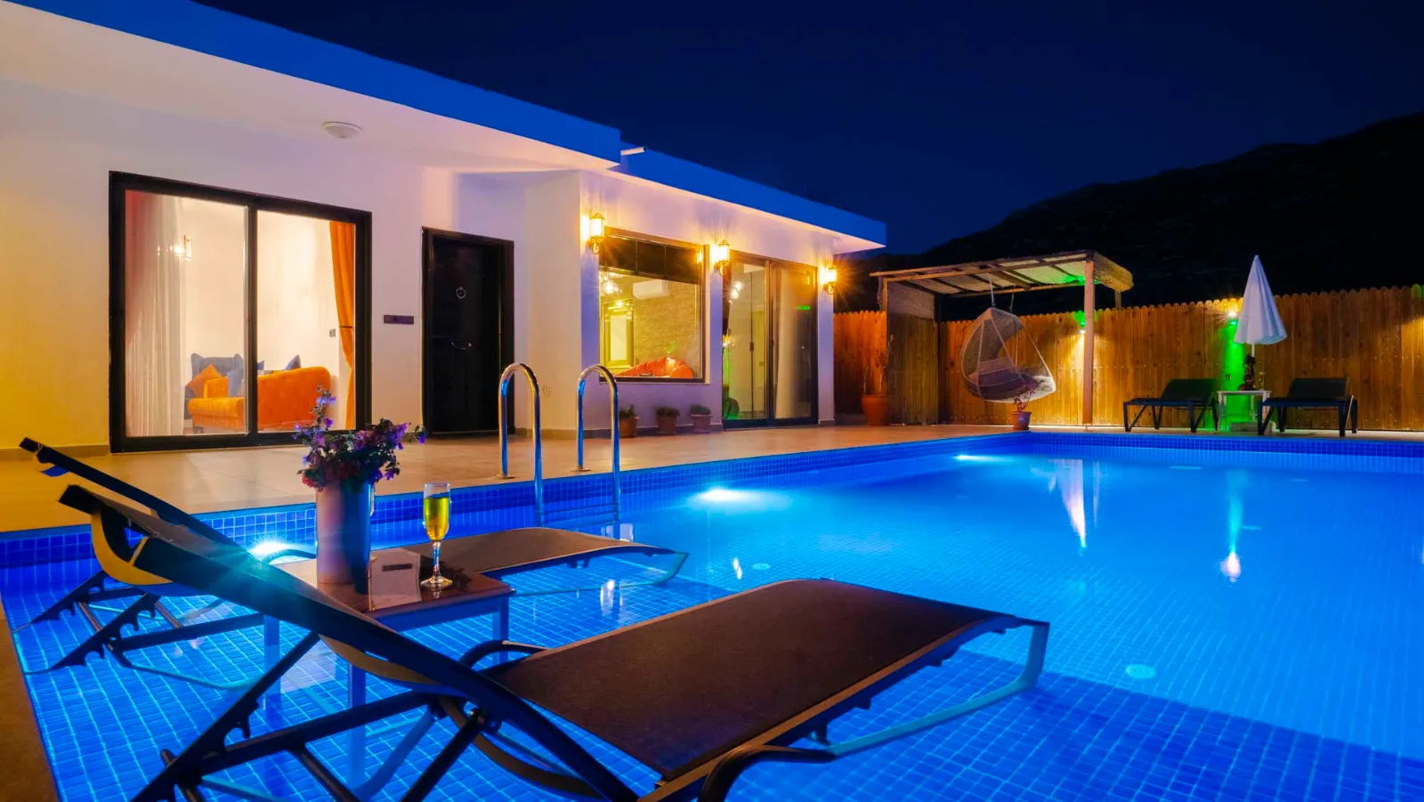 Villa Közlü — kapak fotoğrafı