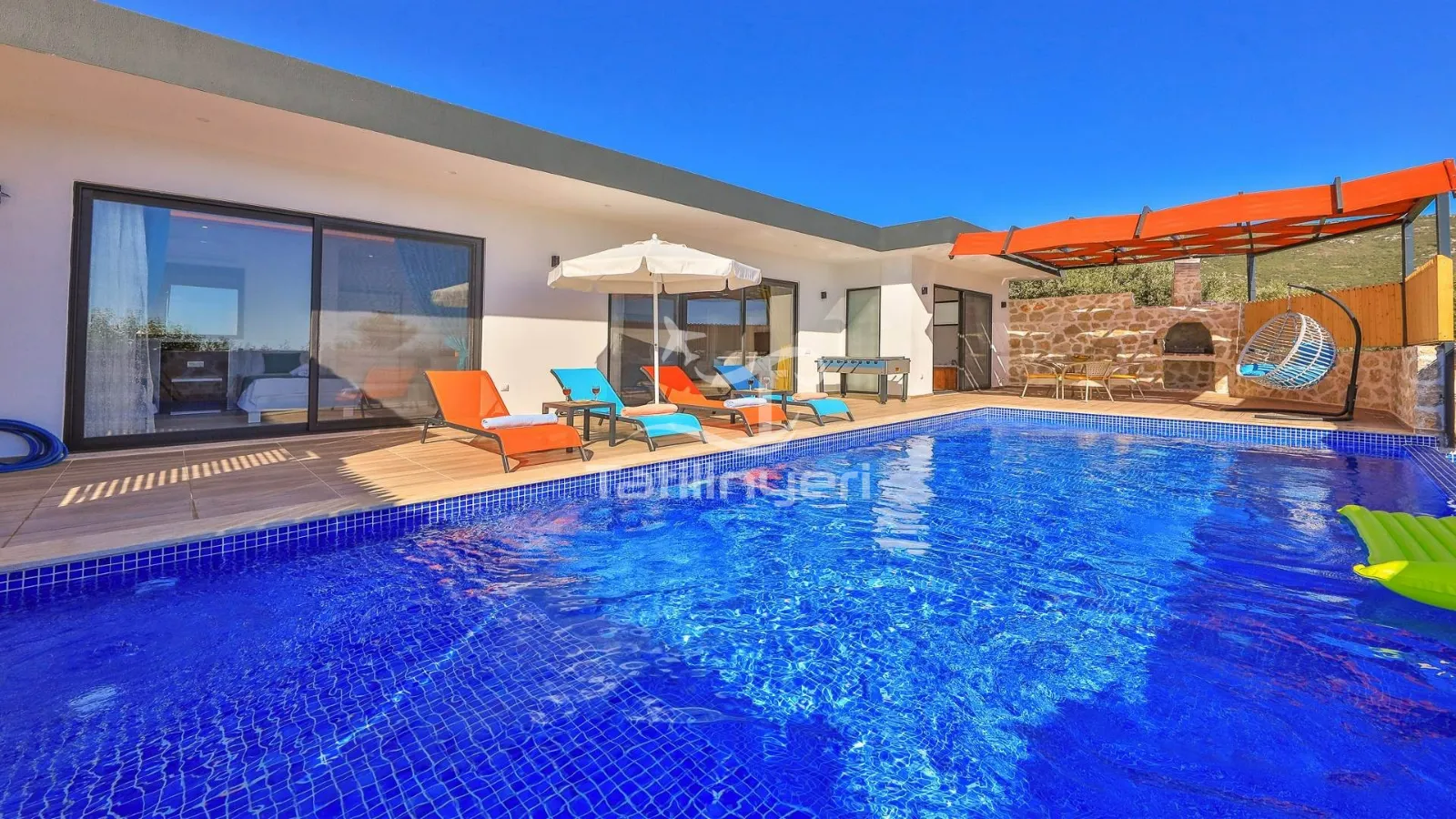 Villa Kumral — kapak fotoğrafı