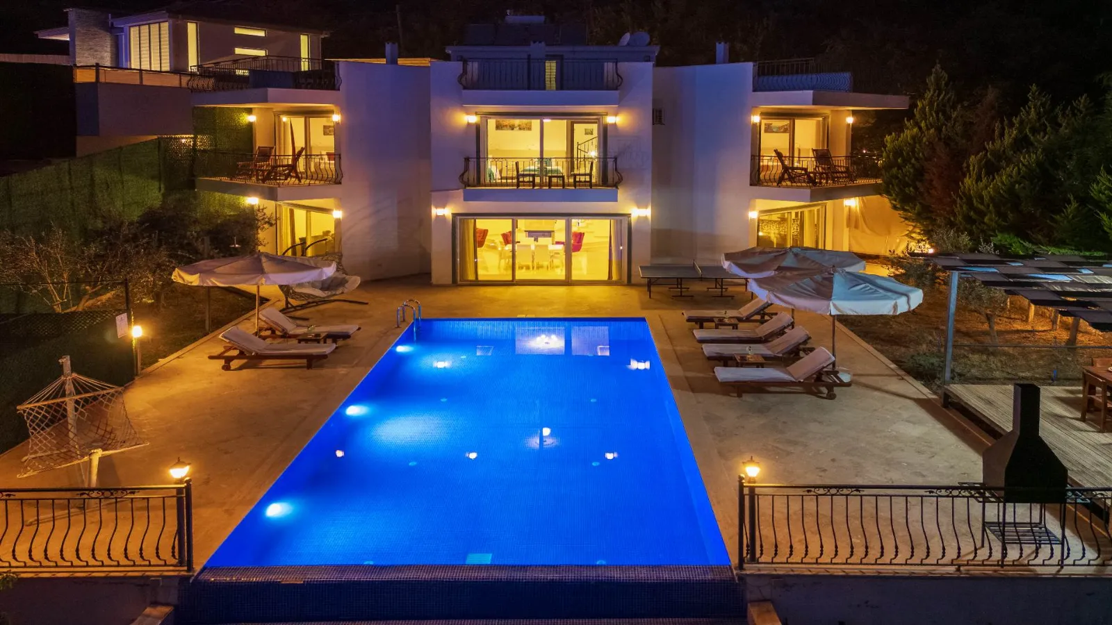 Villa Lacivert — kapak fotoğrafı