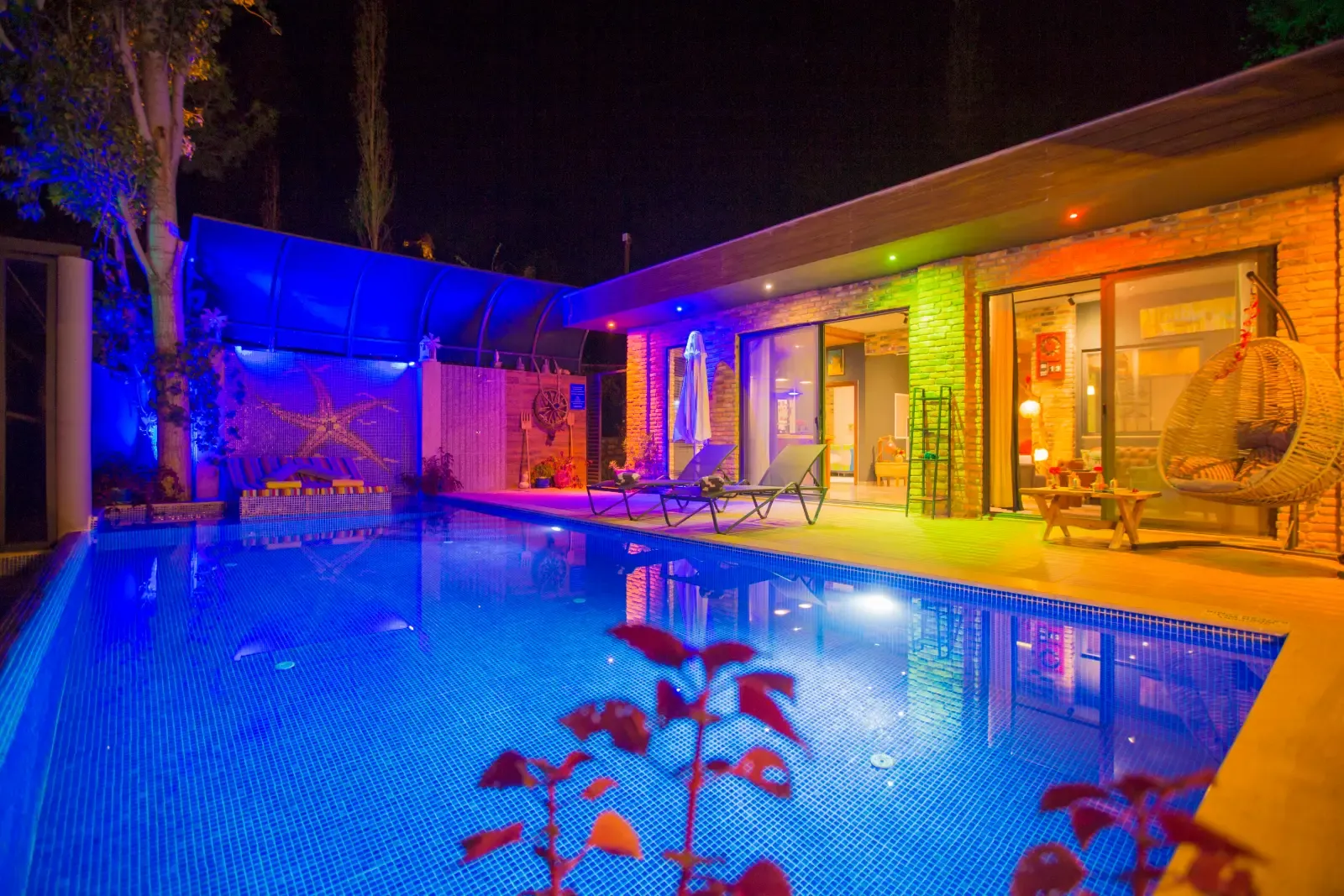 Villa Layla — kapak fotoğrafı