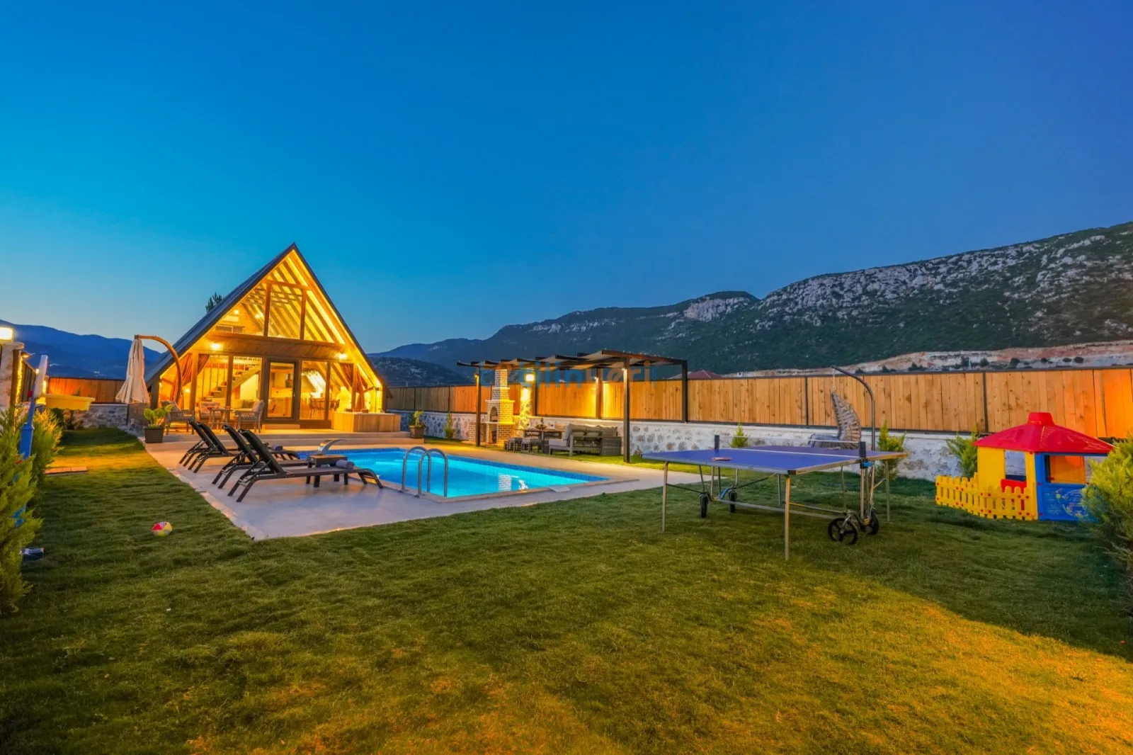 Villa Leon Bezirgan — kapak fotoğrafı