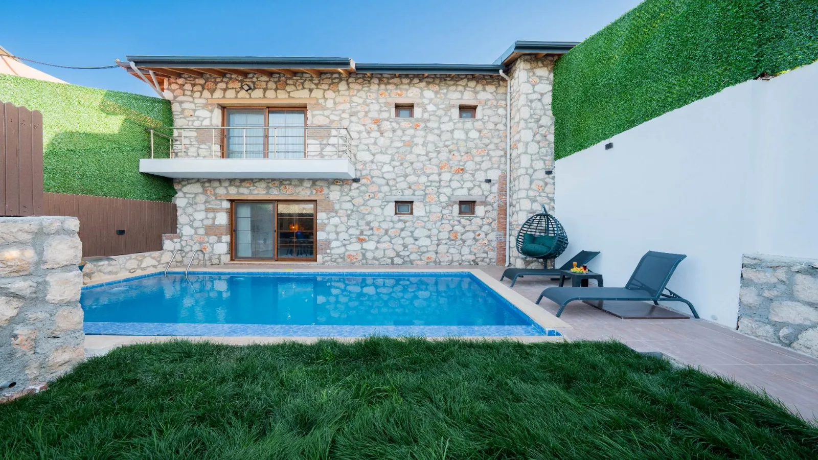 Villa Letolikya 1 — kapak fotoğrafı