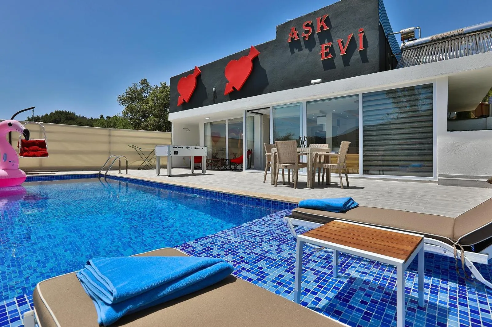 Villa Love House — kapak fotoğrafı