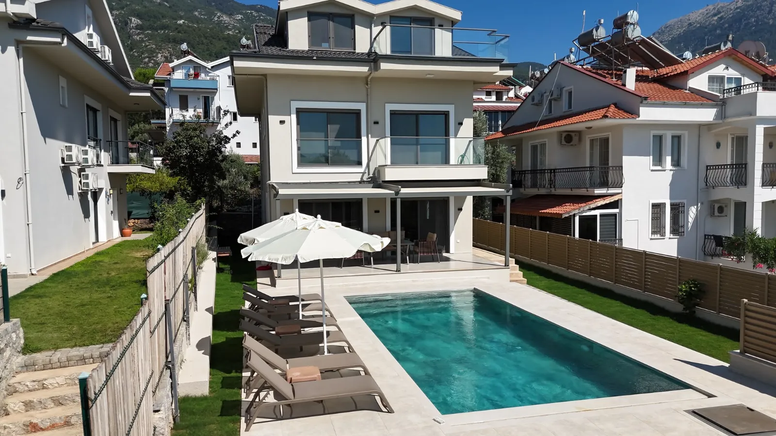 Villa Lux Burak — kapak fotoğrafı
