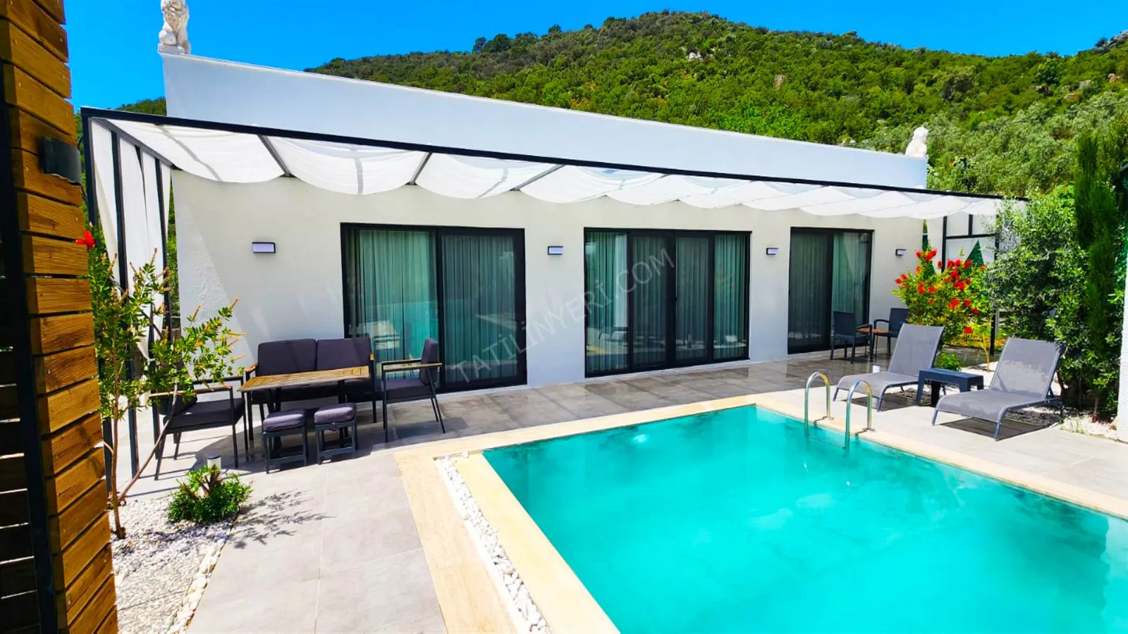 Villa Mamon Deluxe — kapak fotoğrafı