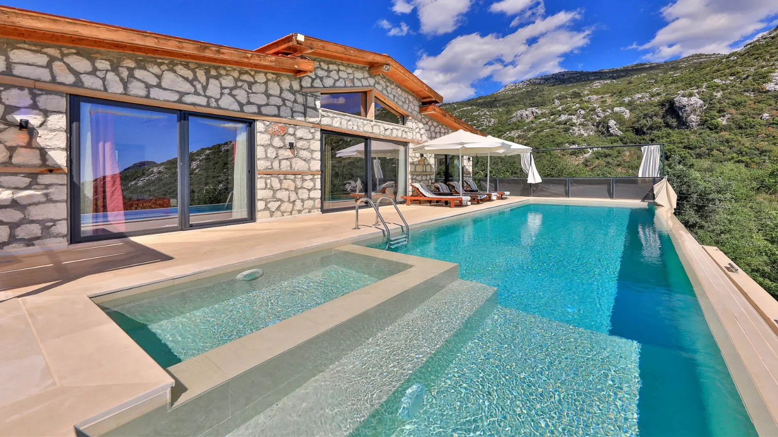 Villa Manaküs — kapak fotoğrafı
