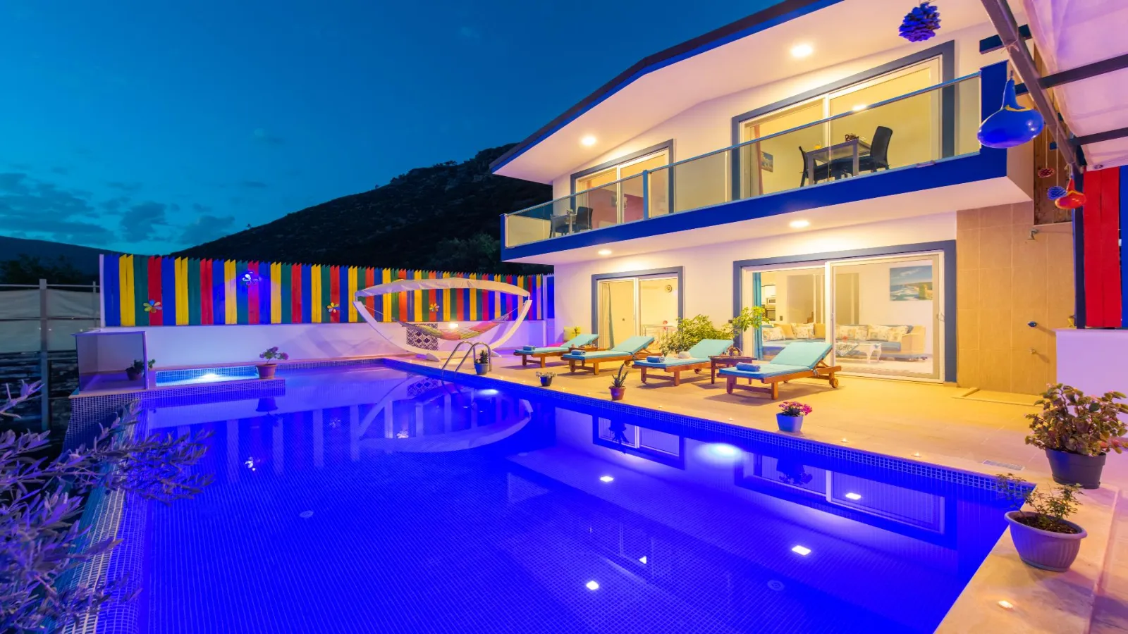 Villa Manolya 1 — kapak fotoğrafı
