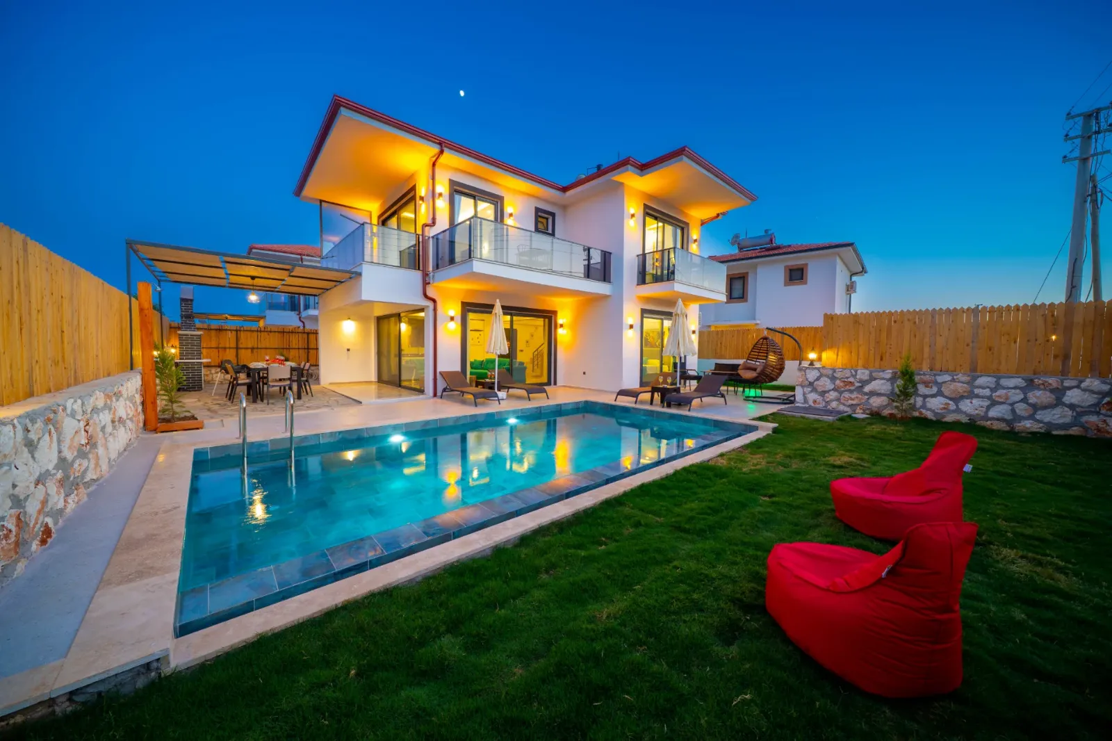 Villa Mavi Ay — kapak fotoğrafı