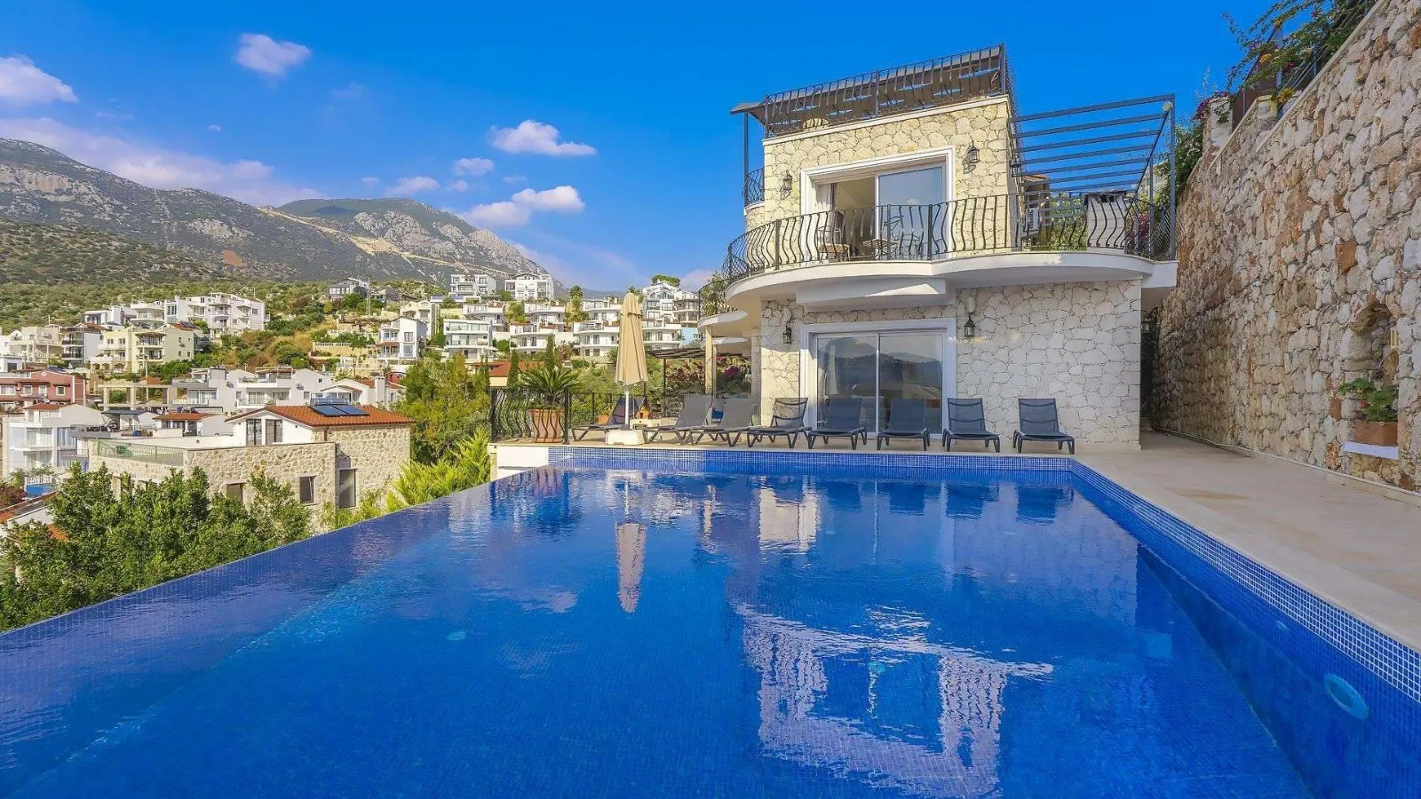 Villa Mavna Özlem — kapak fotoğrafı
