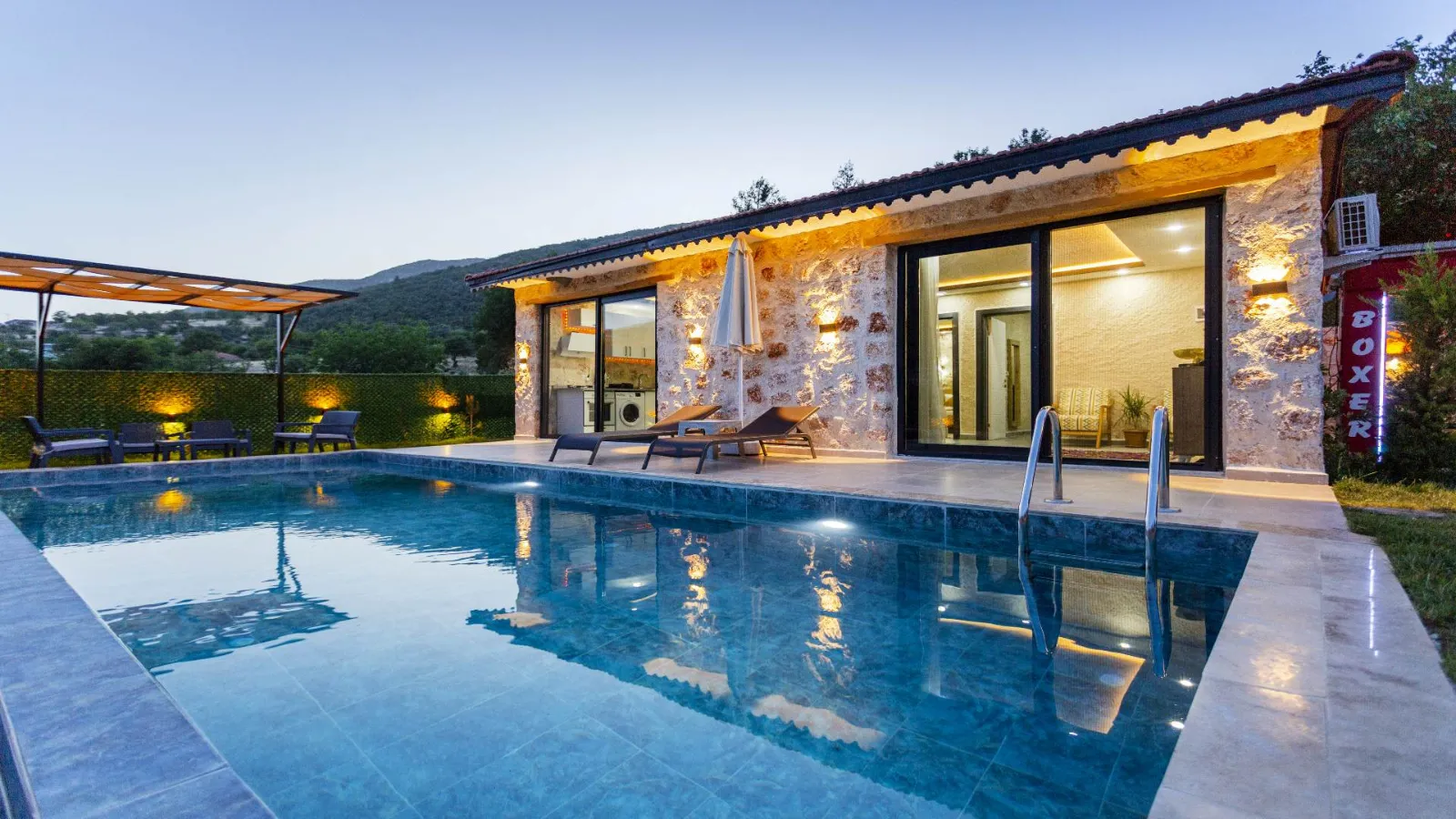 Villa Menesa — kapak fotoğrafı