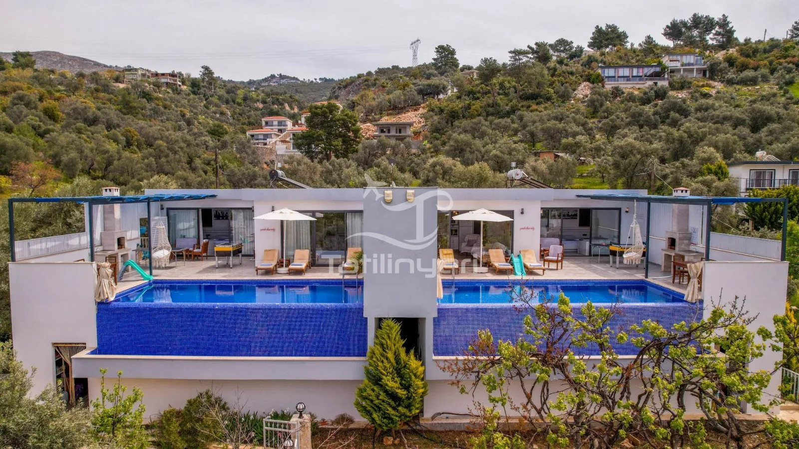 Villa Meral — kapak fotoğrafı
