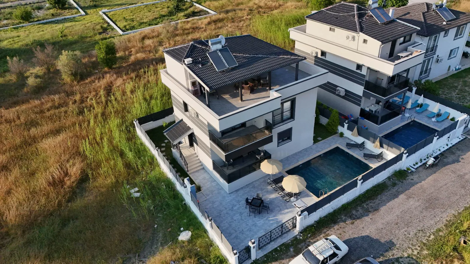 Villa Mona Rosa — kapak fotoğrafı