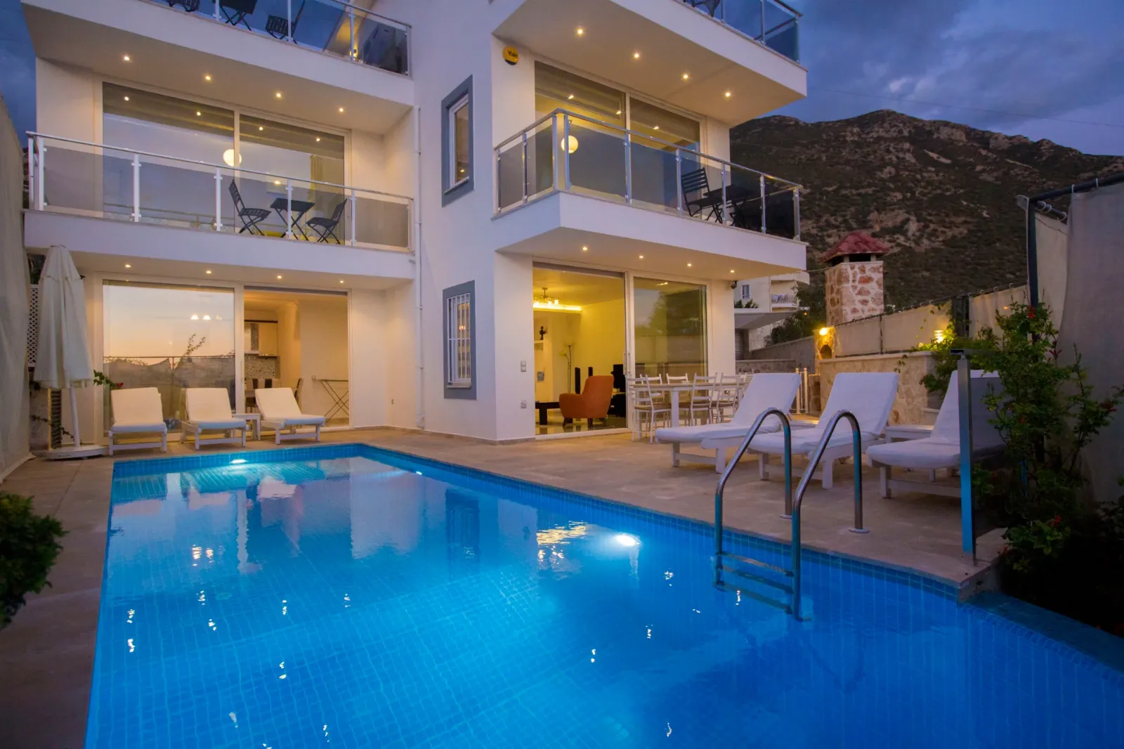 Villa Mona — kapak fotoğrafı