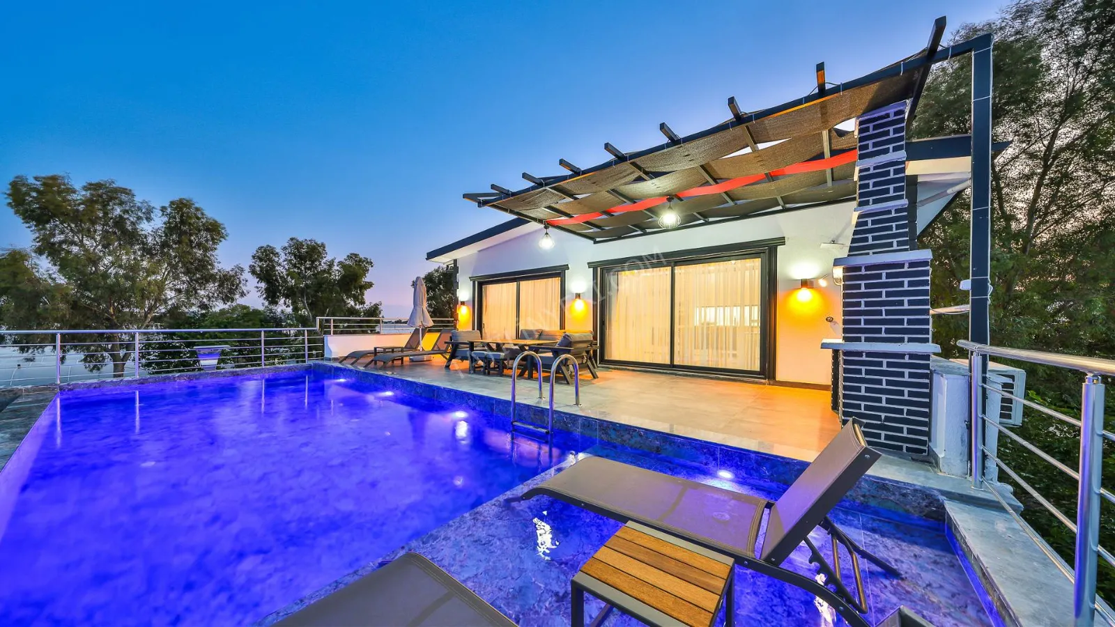 Villa Nazmi Suit — kapak fotoğrafı