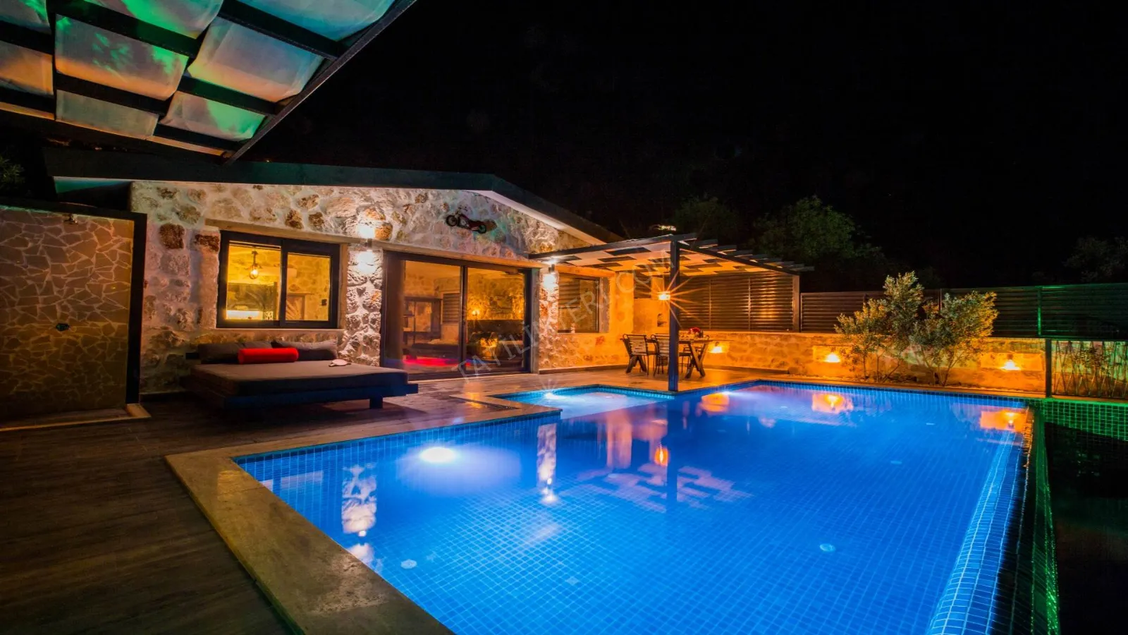 Villa Novira — kapak fotoğrafı