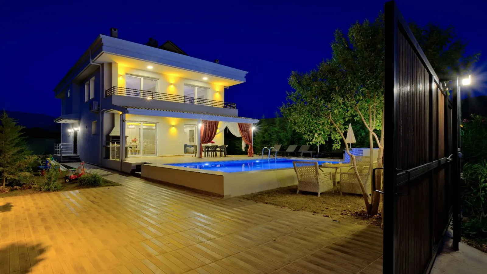 Villa Parlak — kapak fotoğrafı
