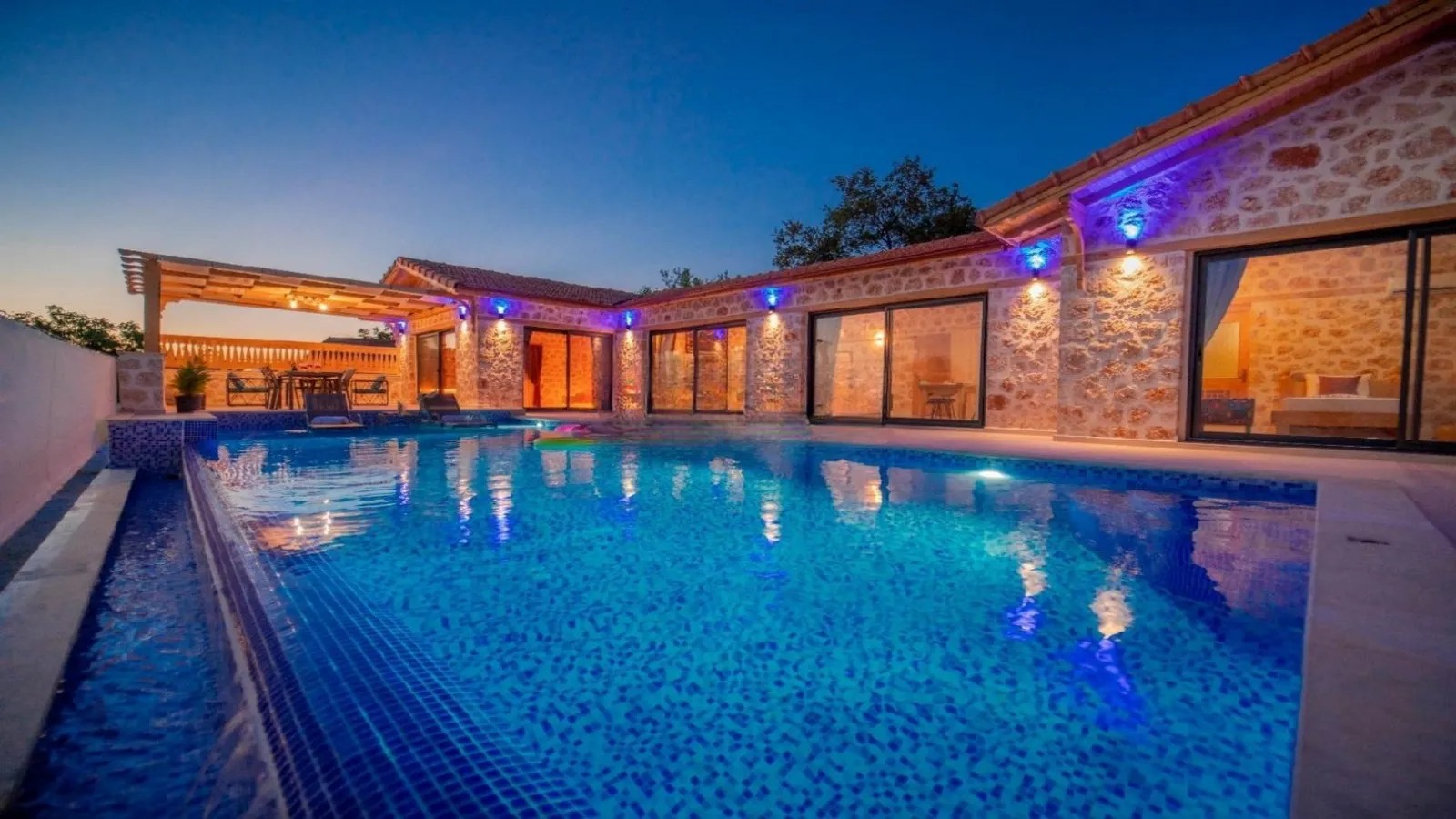 Villa Pearl — kapak fotoğrafı