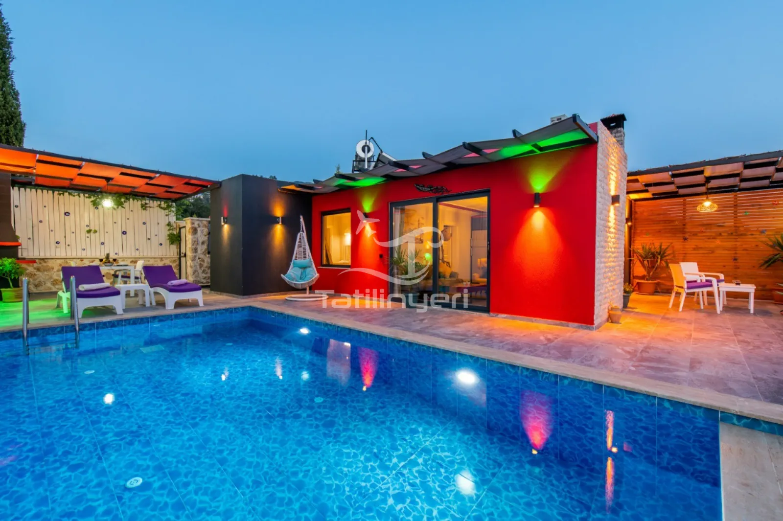 Villa Red Night — kapak fotoğrafı
