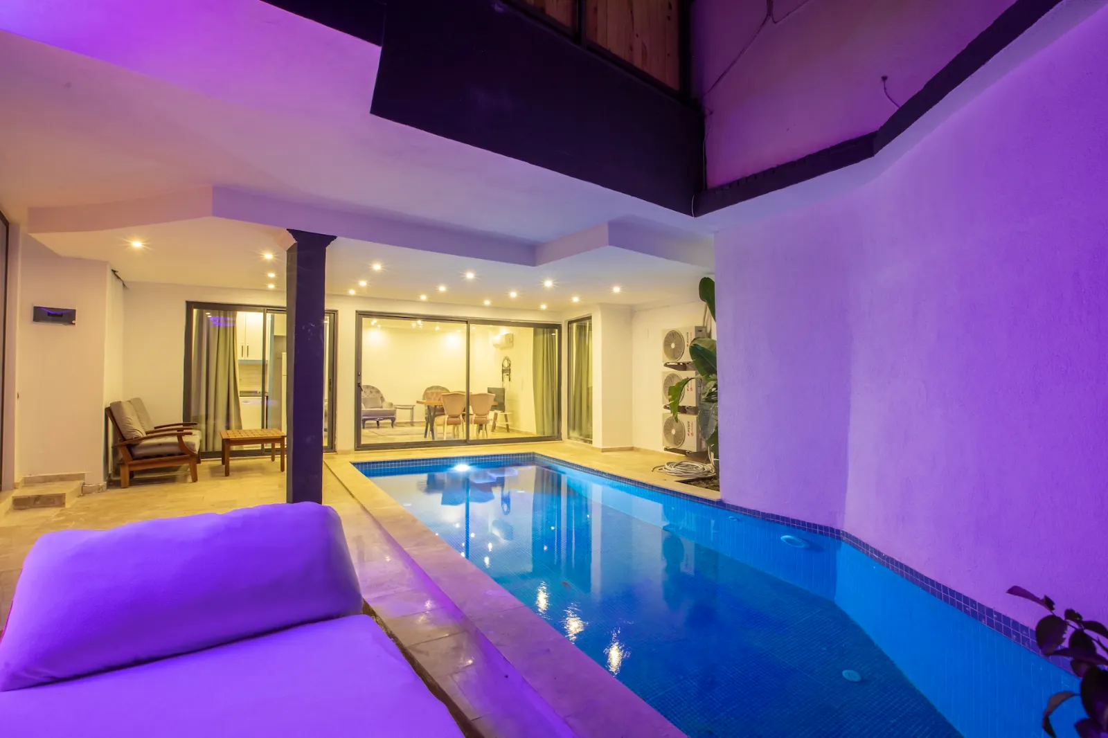 Villa Roseline — kapak fotoğrafı