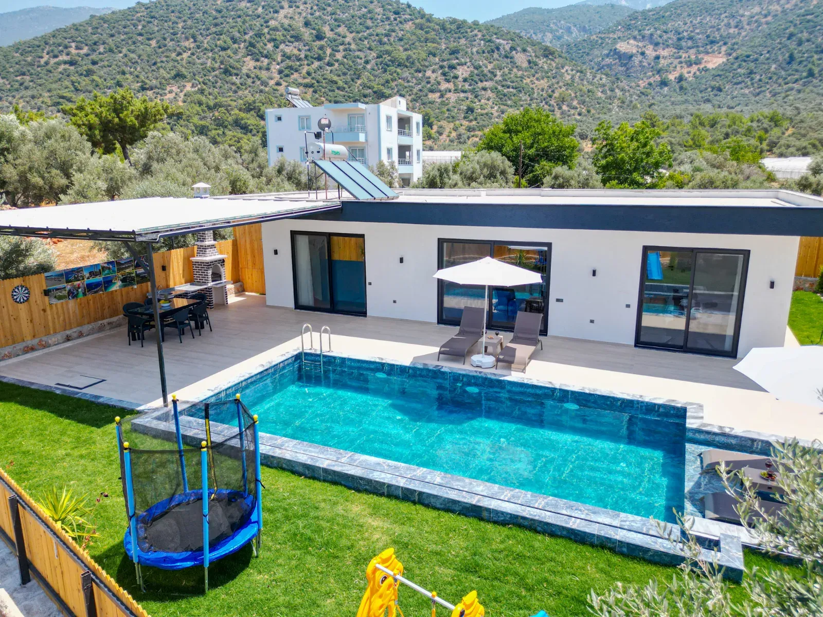 Villa Sakin Kedi — kapak fotoğrafı