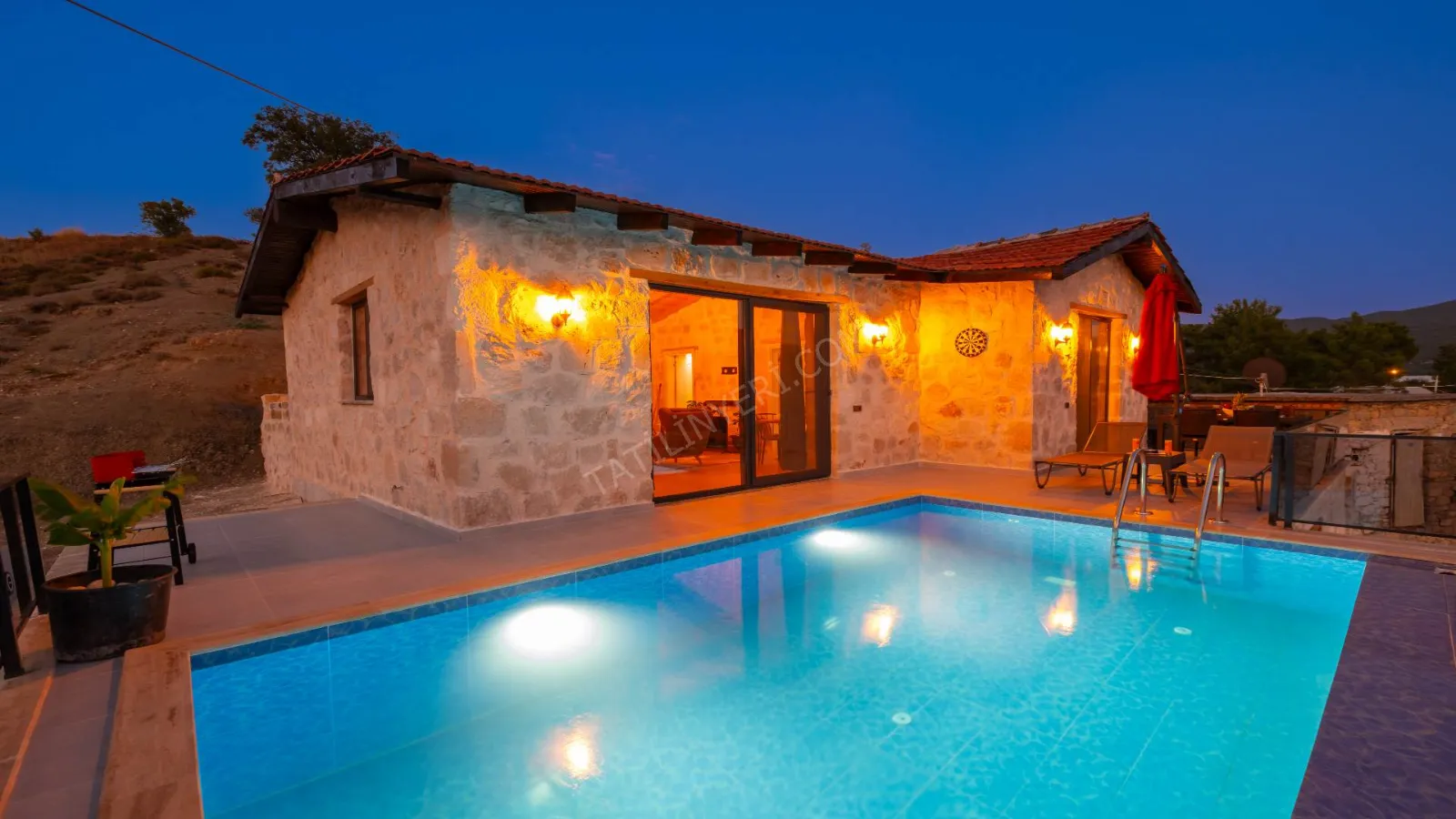 Villa Sakura Uğrar — kapak fotoğrafı