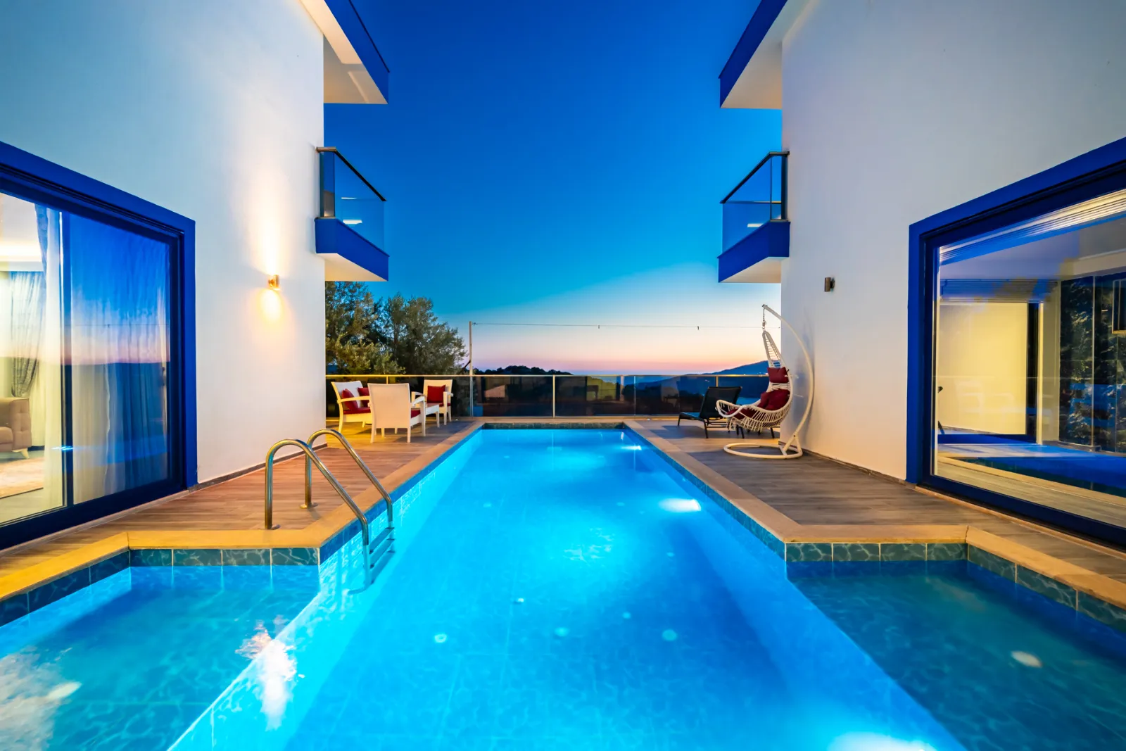 Villa Sapphire — kapak fotoğrafı