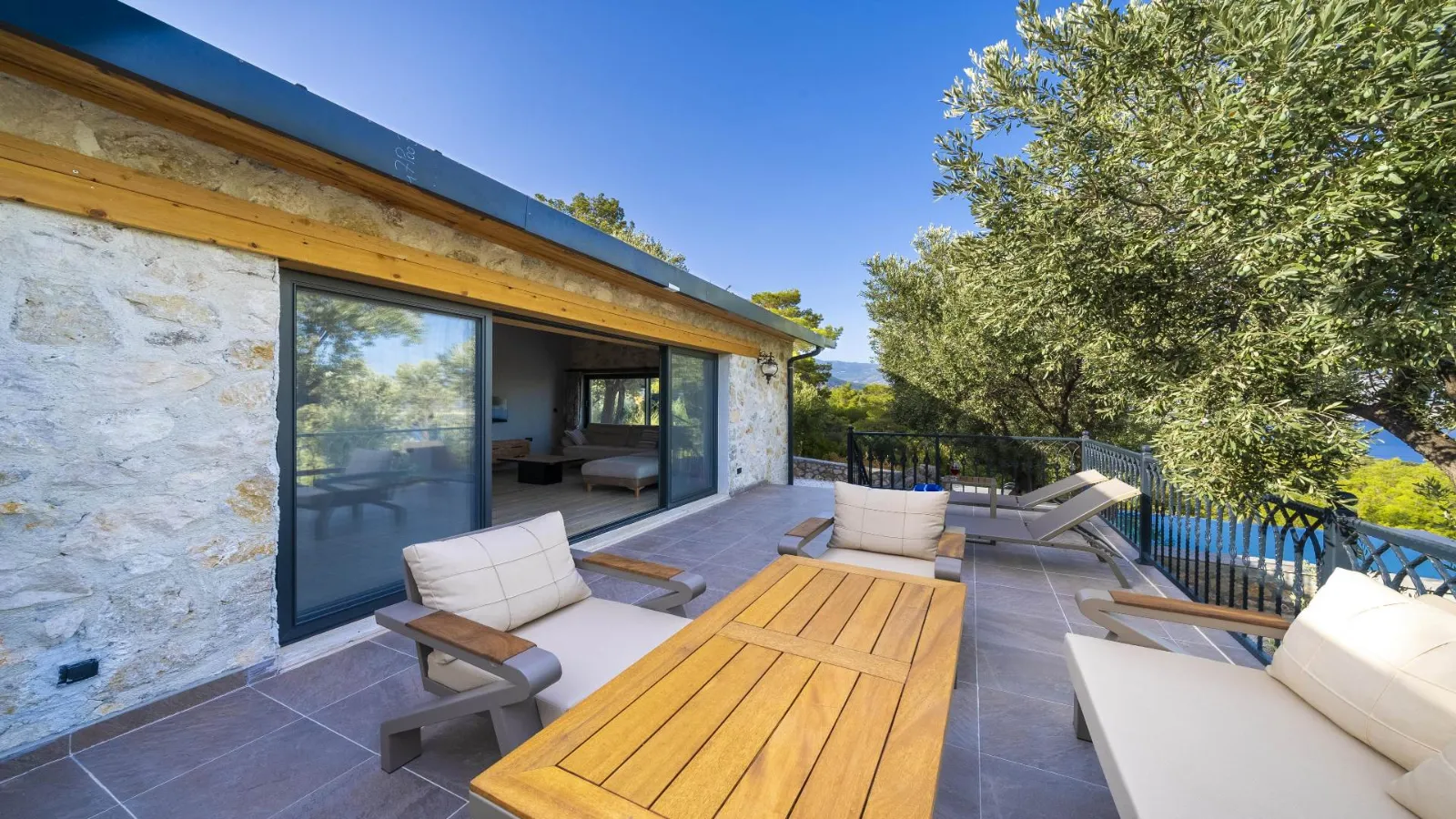 Villa Sea View — kapak fotoğrafı