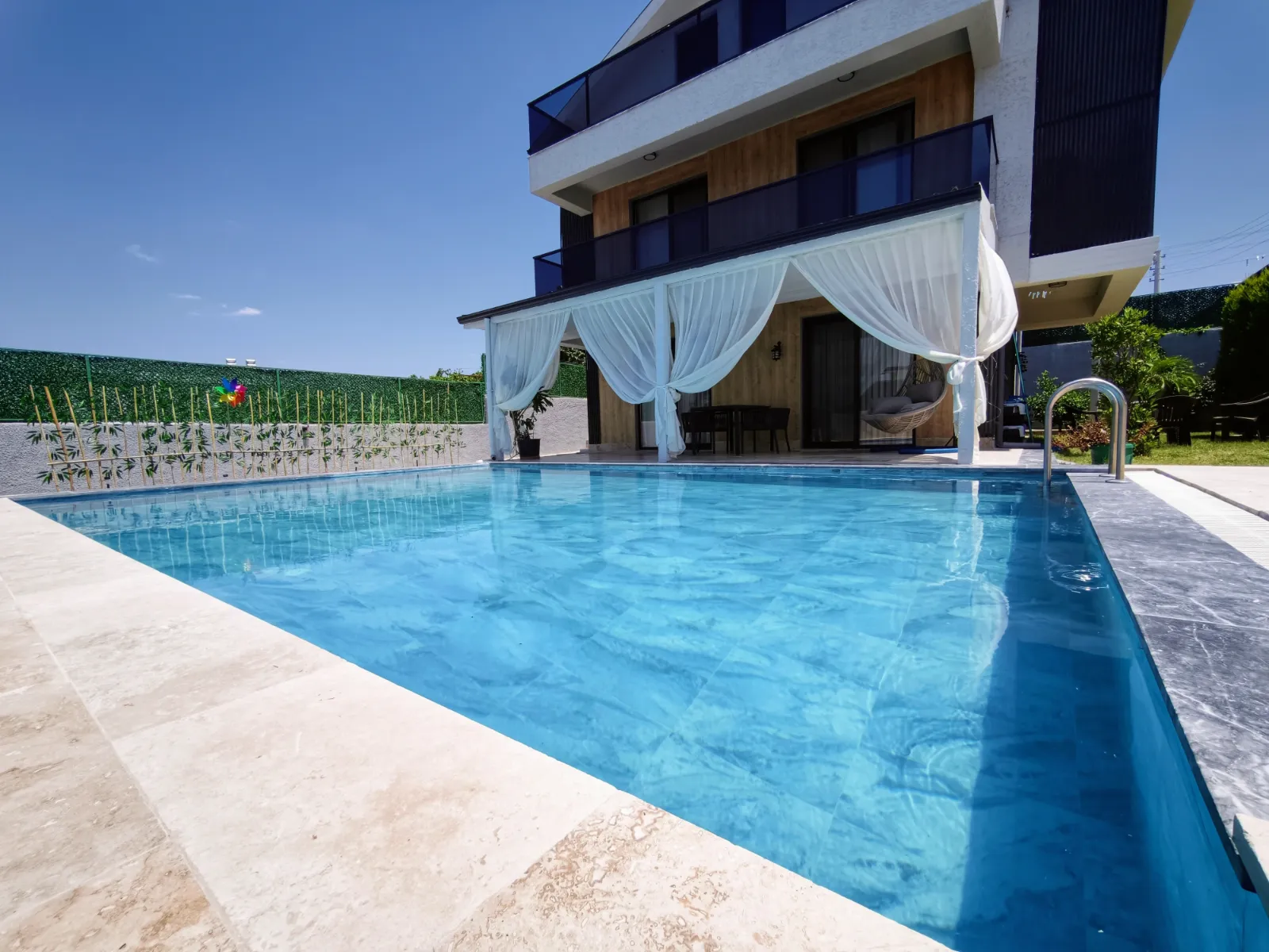 Villa Semra — kapak fotoğrafı
